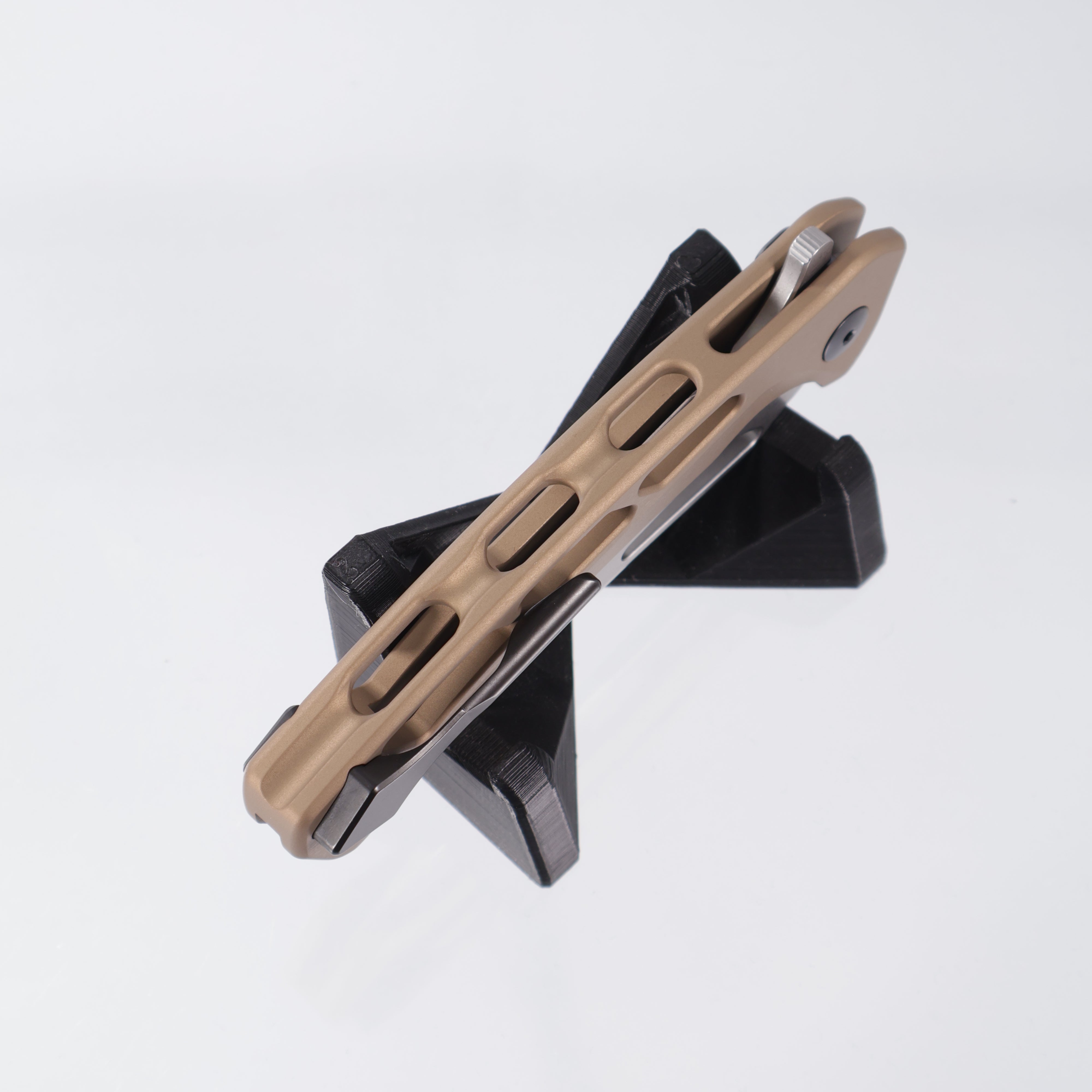 Dead Reckon Ridgeback Vertebrae Integral - Reverse Tanto, Magnacut Stonewash - Sand Aluminum - RB-4562-17 (Sand Matte, Tan)