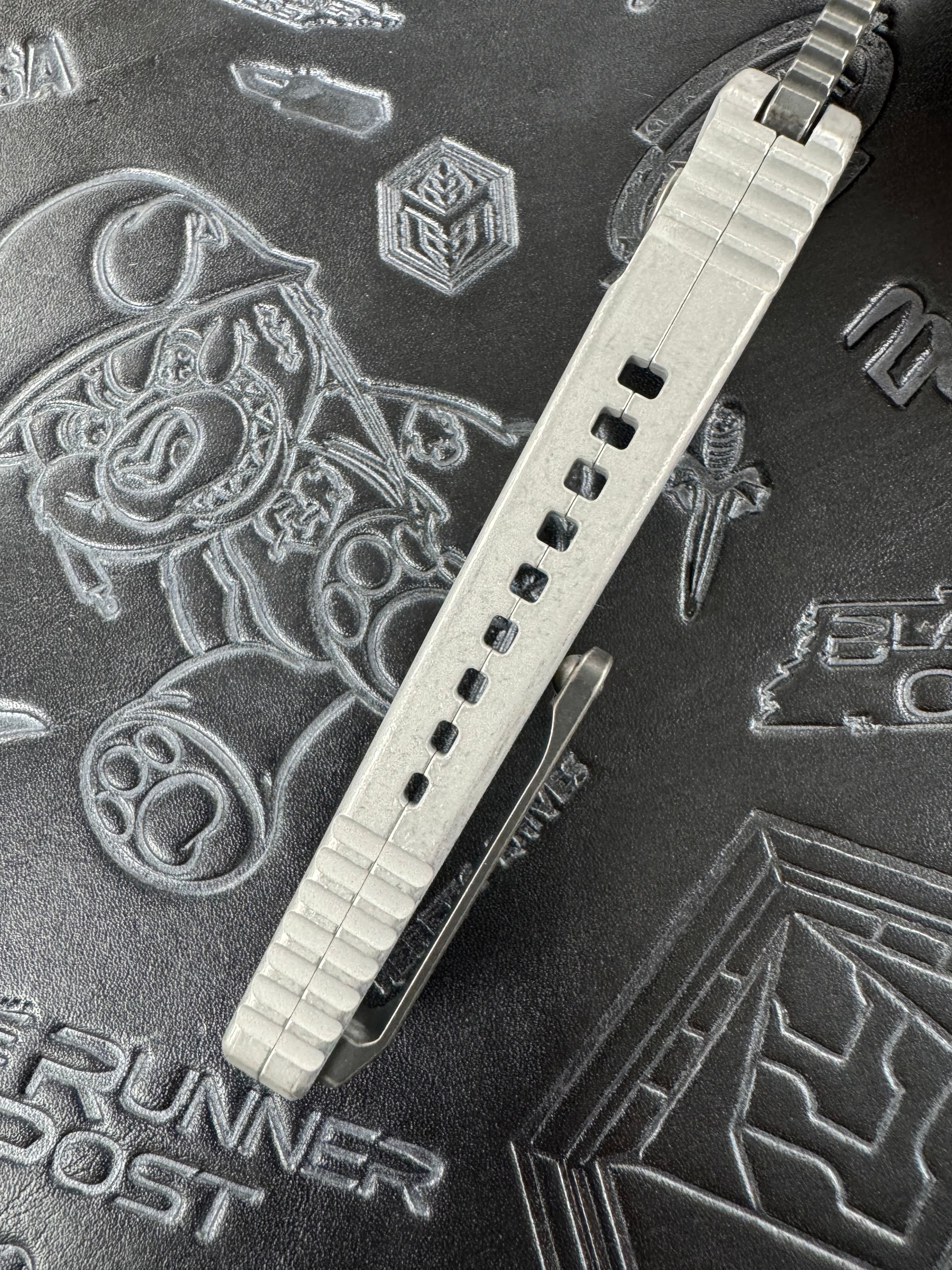 Heretic Knives Pariah Manual Button Lock Blizzard Worn Aluminum Handles Battle Black MagnaCut H046-8A-BLZ