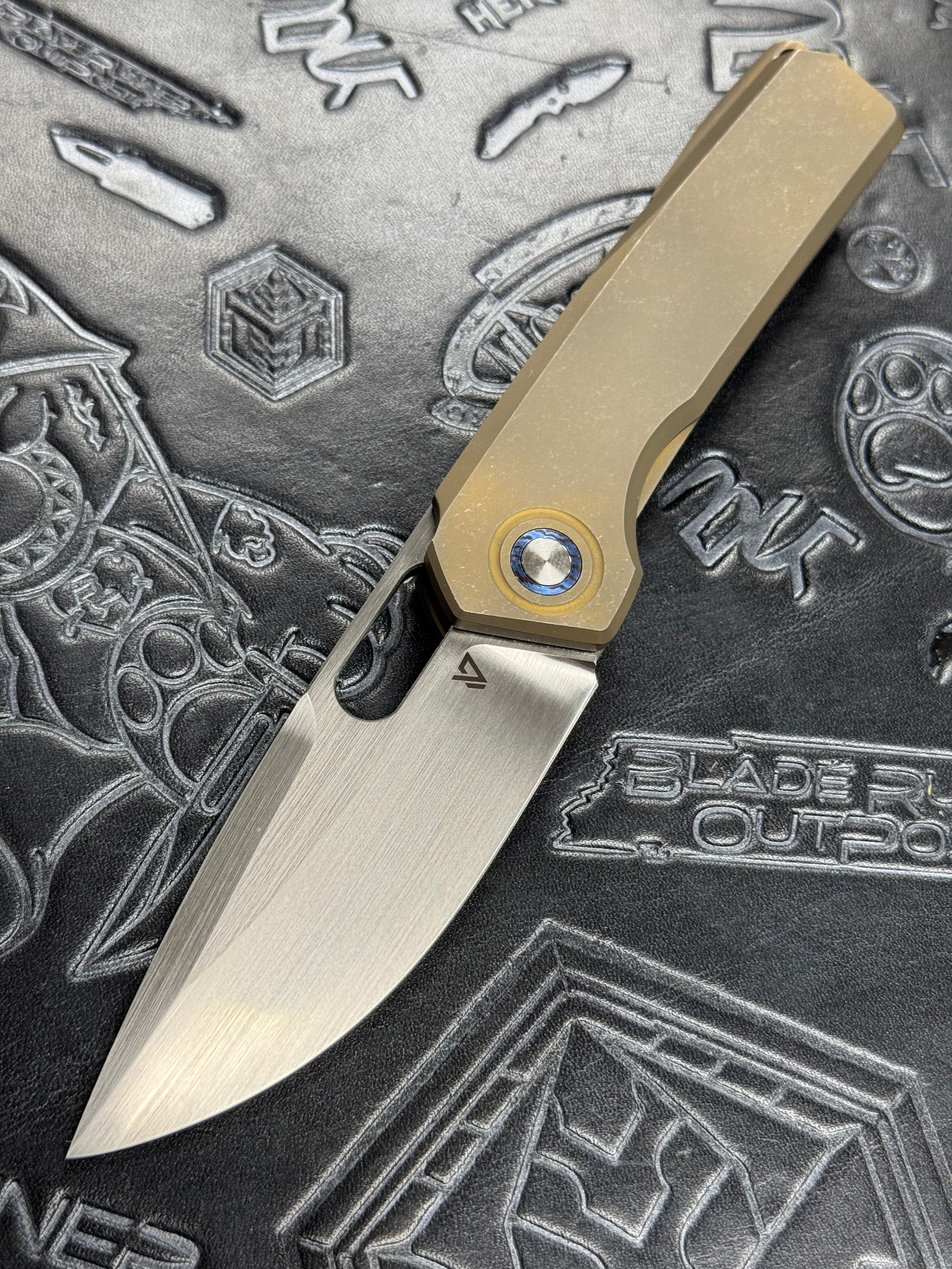VANGUARD BREAKER POCKET KNIFE BRONZE TITANIUM HANDLE SATIN MAGNACUT BLADE