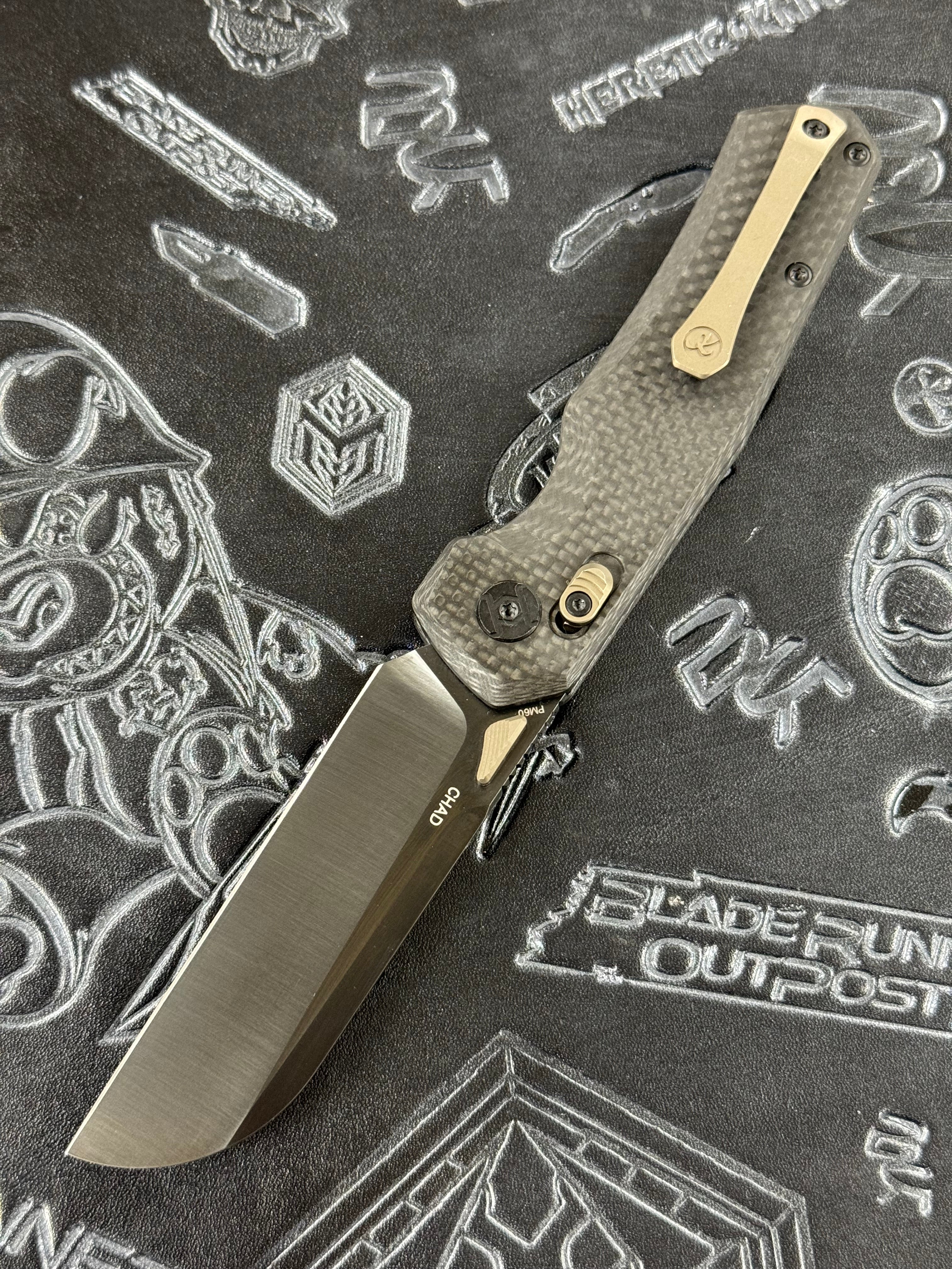 KUNWU CHAD FOLDING KNIFE BLACK CARBON FIBER HANDLE PM60 PLAIN EDGE DLC SATIN FINISH SX703F