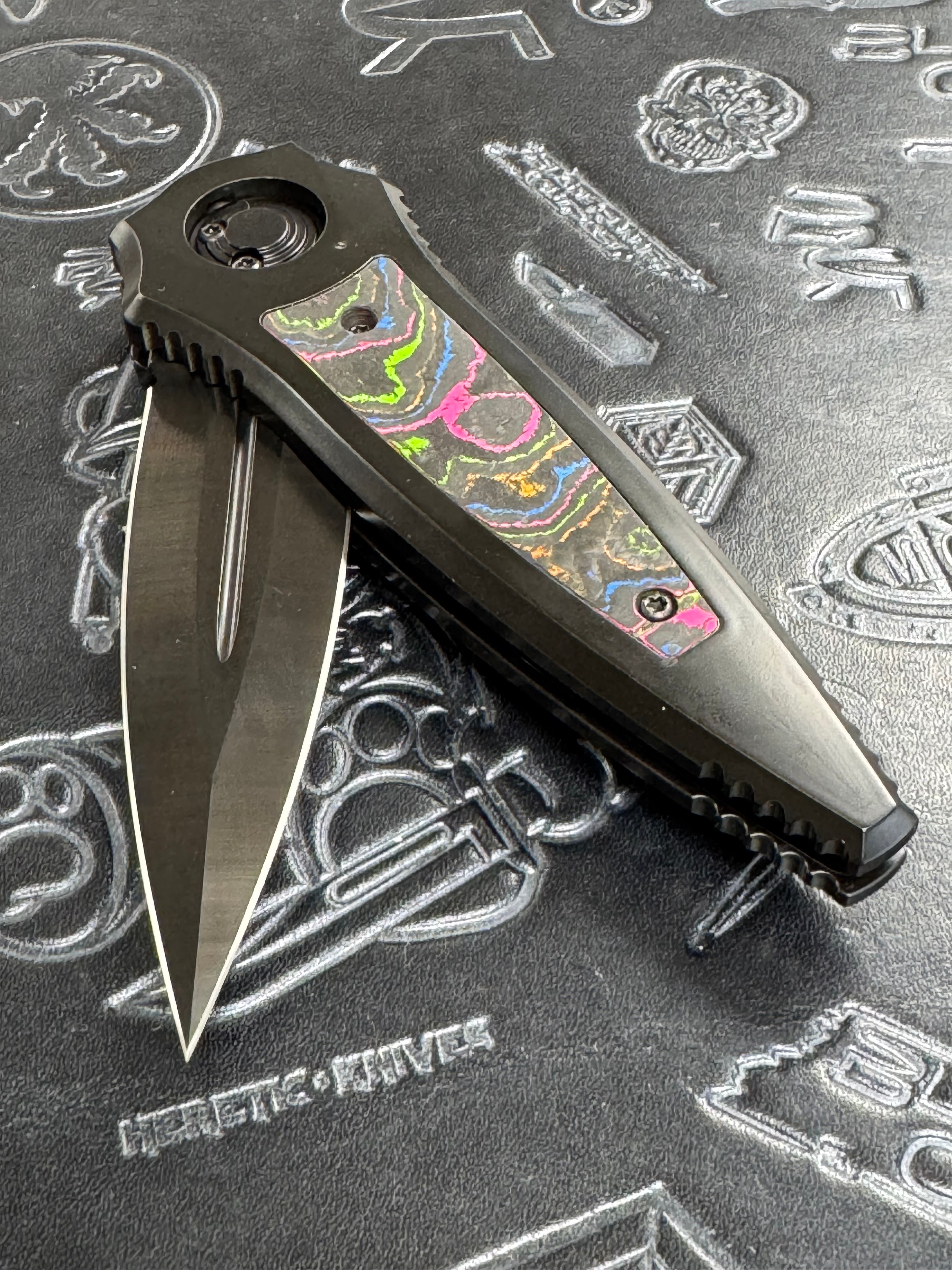 Paragon Warlock DLC S35VN Gen 2 Button Folder 80s Camo Carbon Xclussy
