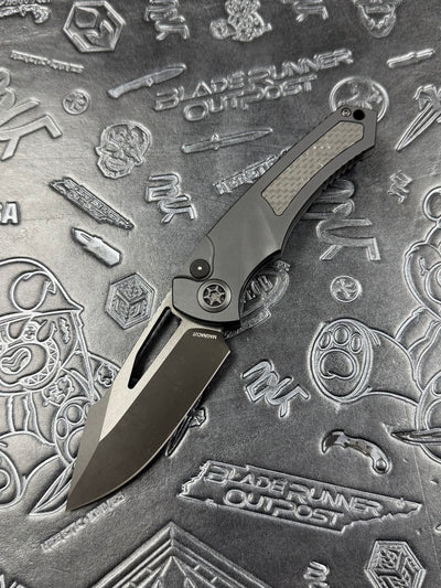 Heretic Knives Pariah M/A Button Lock Black Aluminum Handles w/ Glow In The Dark Carbon Fiber & DLC MagnaCut H046-6A-GLO/CF
