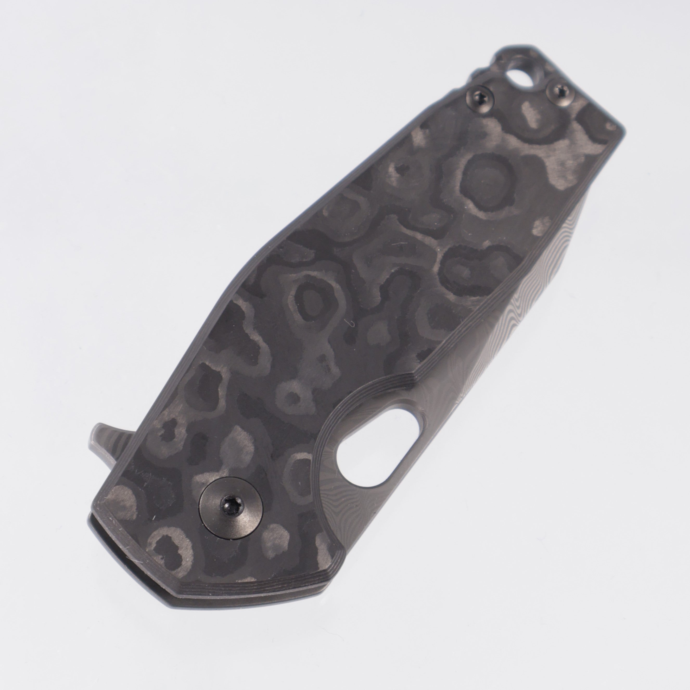 Fox Knives Suru - Black Pearl Camo Carbon Front Scale w/ PVD Titanium Lockside - Herringbone Damascus - FX-526 DCF