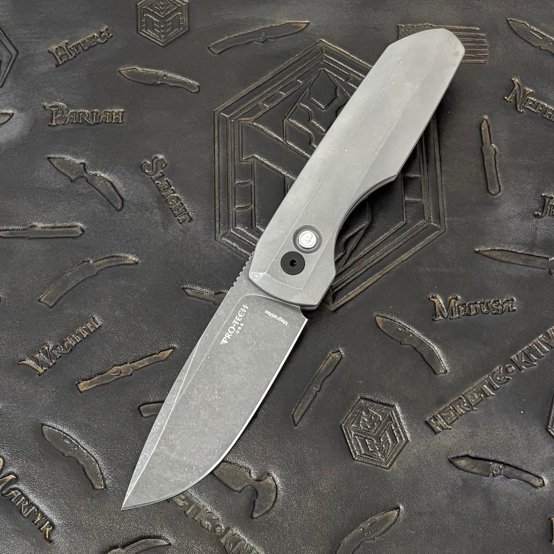 Pro-Tech Vero Synapse Auto - Tumbled Stainless Steel w/ White Pearl Button - Tumbled MagnaMax - 2026 Vero Synapse Custom 003