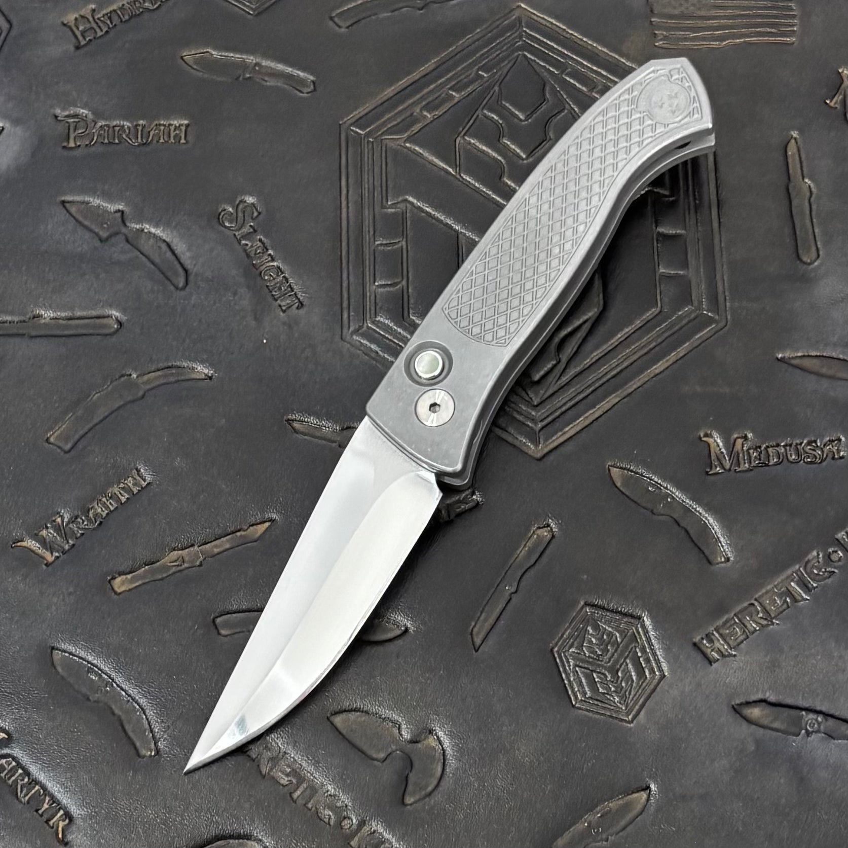 Pro-Tech Brend Classic - Textured Stainless Steel w/Black Lip Pearl Button - Mike Irie Grind 154CM - 2026 Brend Classic Custom 001