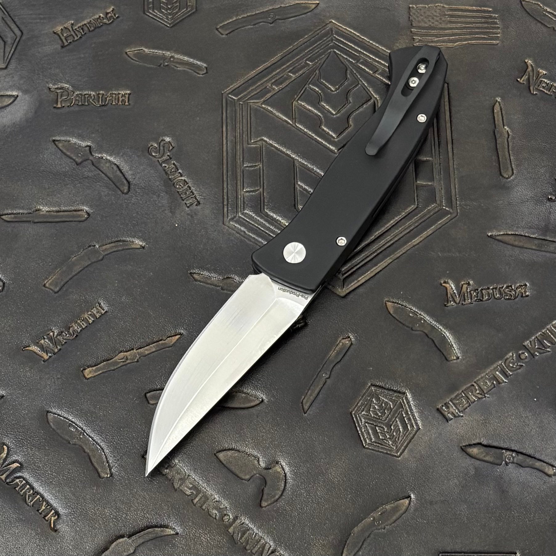 Pro-Tech Brend Classic - Black Aluminum w/ Abalone Button - Satin 154CM - BSA26.Brend.1