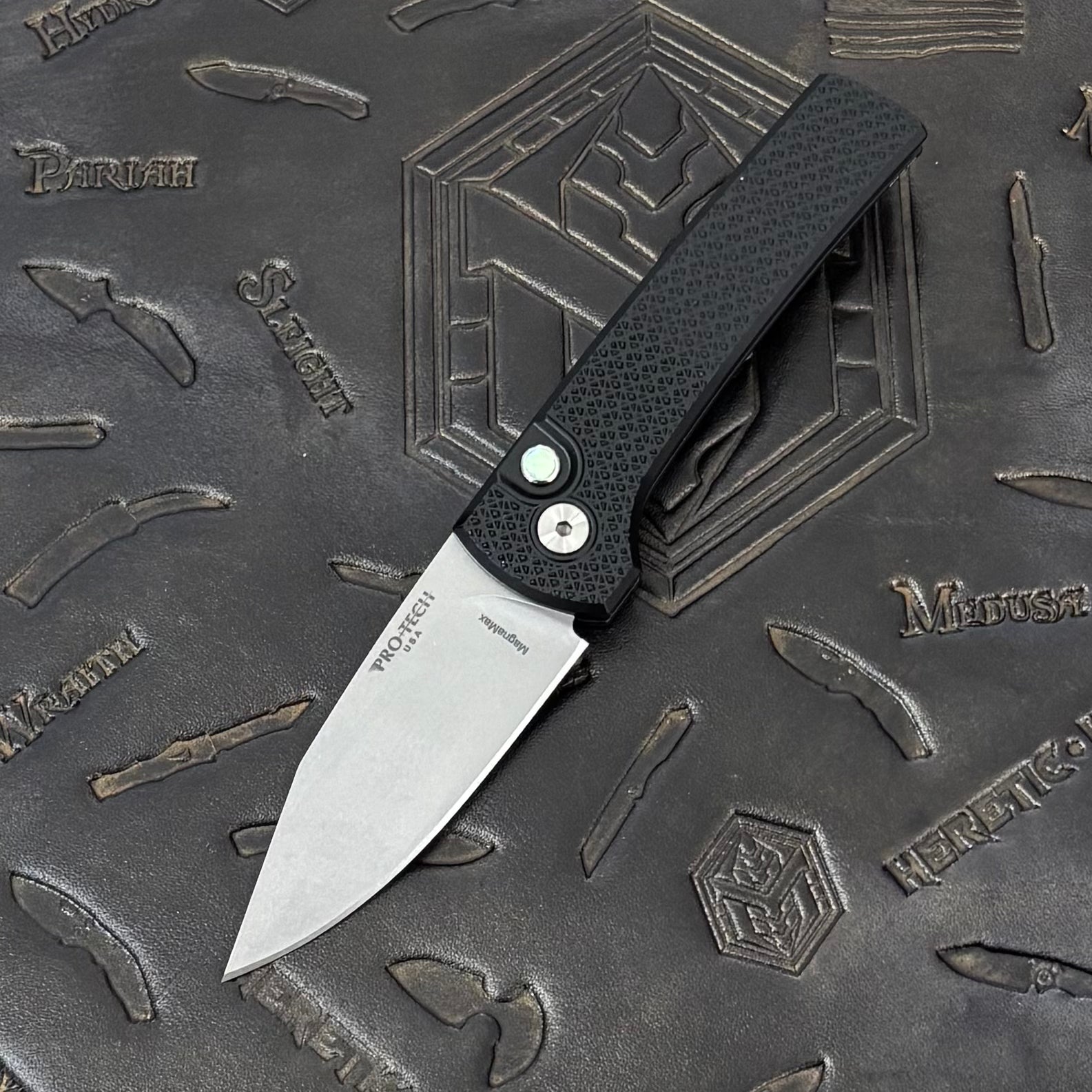 Pro-Tech Scapegoat Compact - Black Carbide Texture Aluminum w/ Abalone Button - Stonewash Magnacut - BSA26.Scapegoat.1