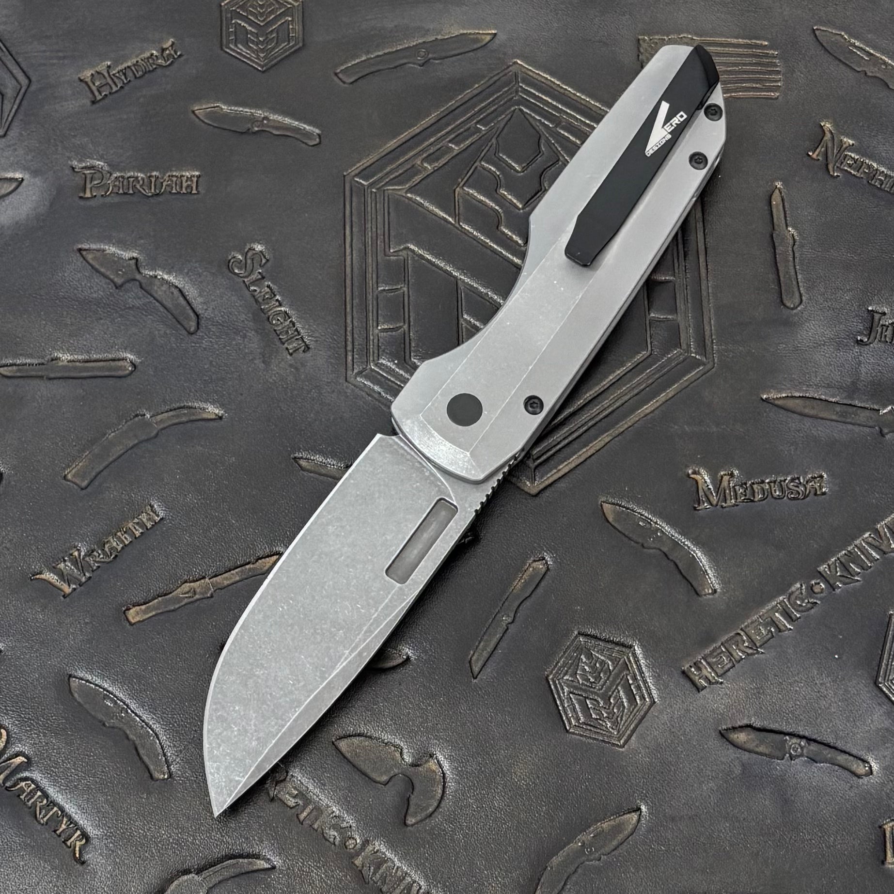 Pro-Tech Vero Synapse Auto - Tumbled Stainless Steel w/ White Pearl Button - Tumbled MagnaMax - 2026 Vero Synapse Custom 003