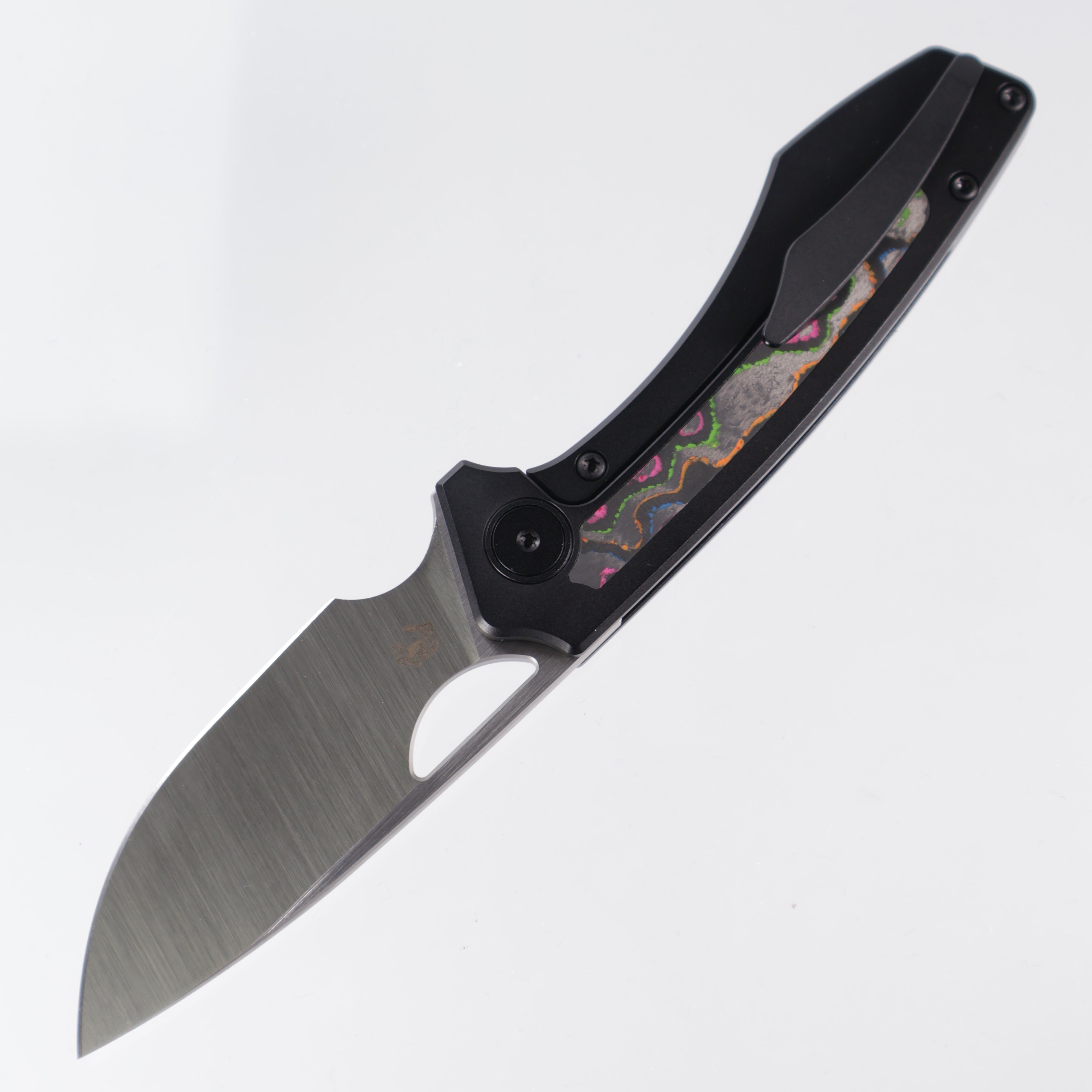 Gecko Customz Knifeworks - Sikorae V2 Non-Flipper - 80s Camo Carbon Inlays & Black PVD Frame - Belt Satin Magnacut - BR OP Exclusive