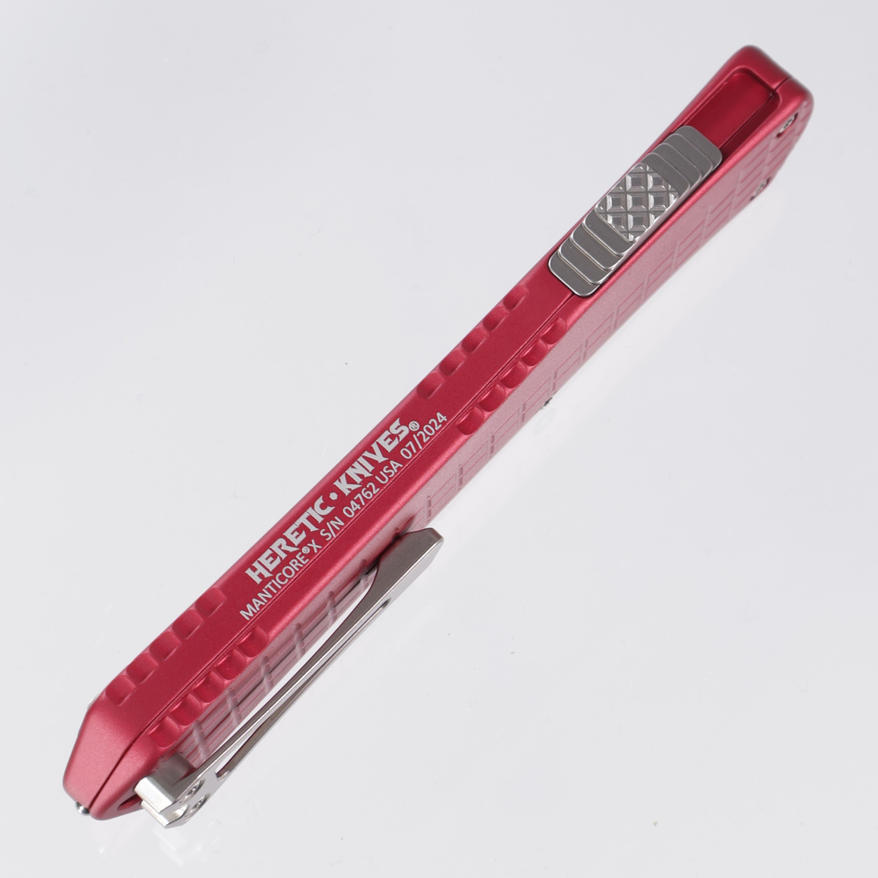 Heretic Manticore X - Red Frag Aluminum - Tanto Stonewash Magnacut - H031F-2A-RED