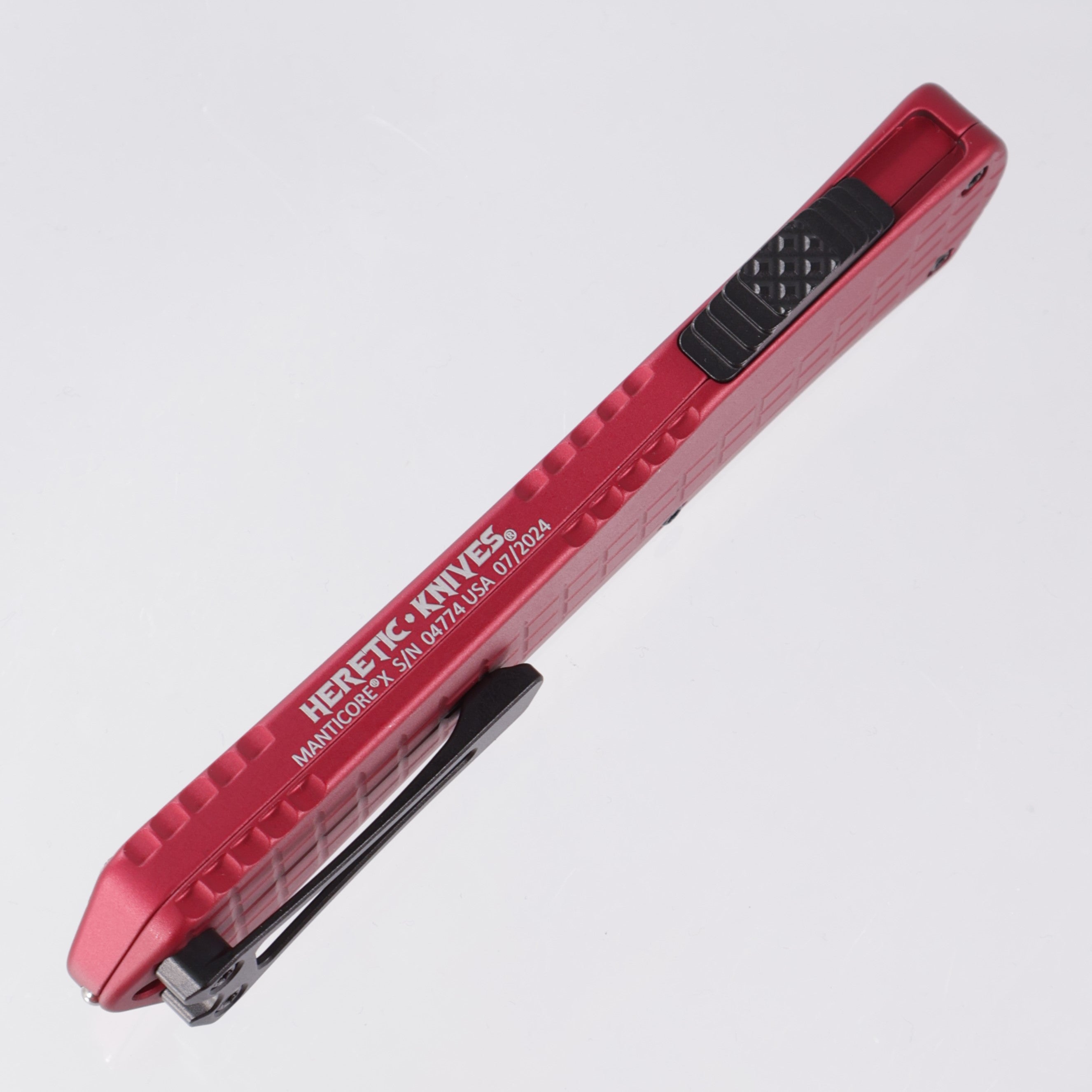 Heretic Manticore X - Red Frag Aluminum - Bowie, Full Serrate, DLC Magnacut - H030BF-6C-RED