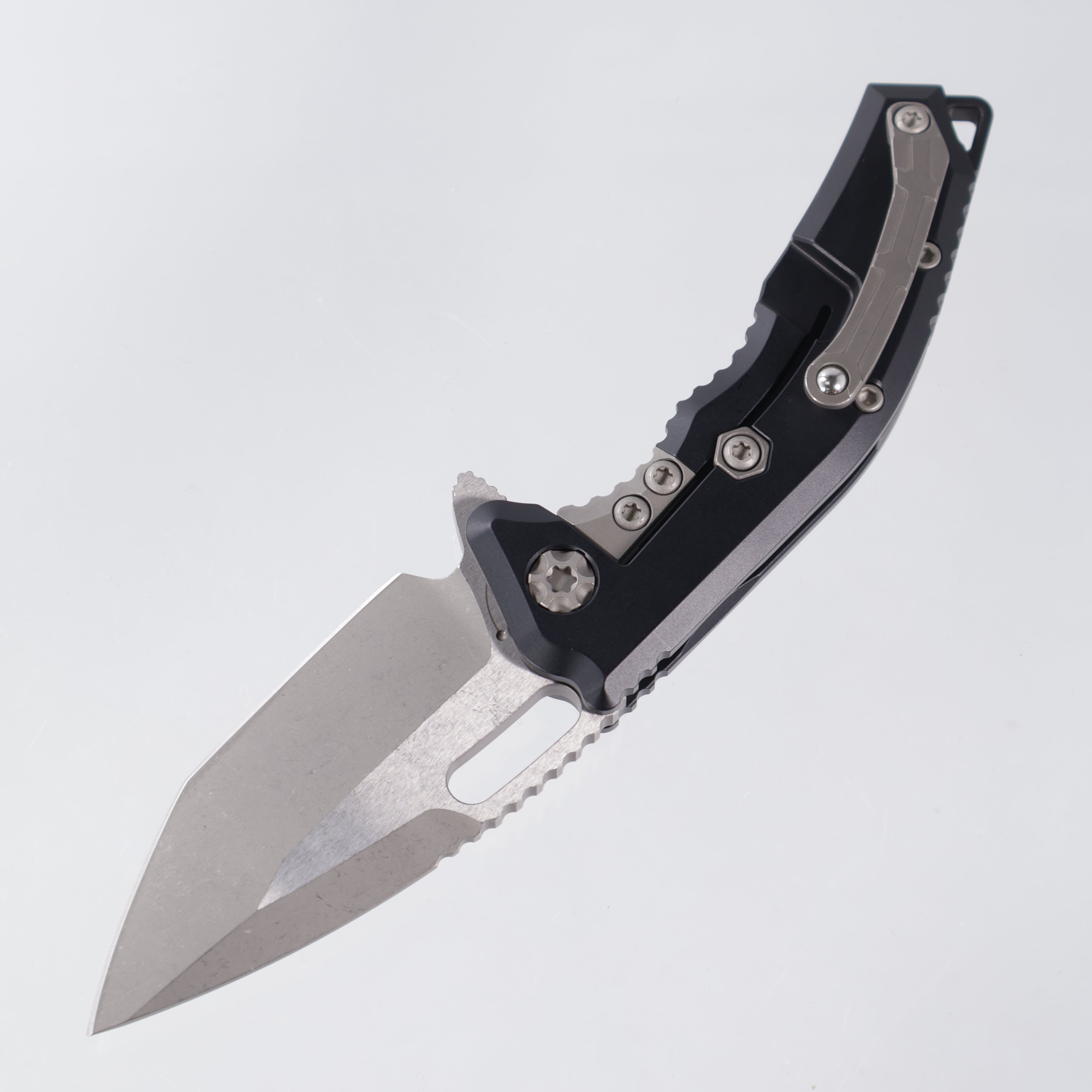 Heretic Medusa Manual - Battleworn Magnacut - Black Aluminum Frame Lock & Black Traction Inlays - H009-5A