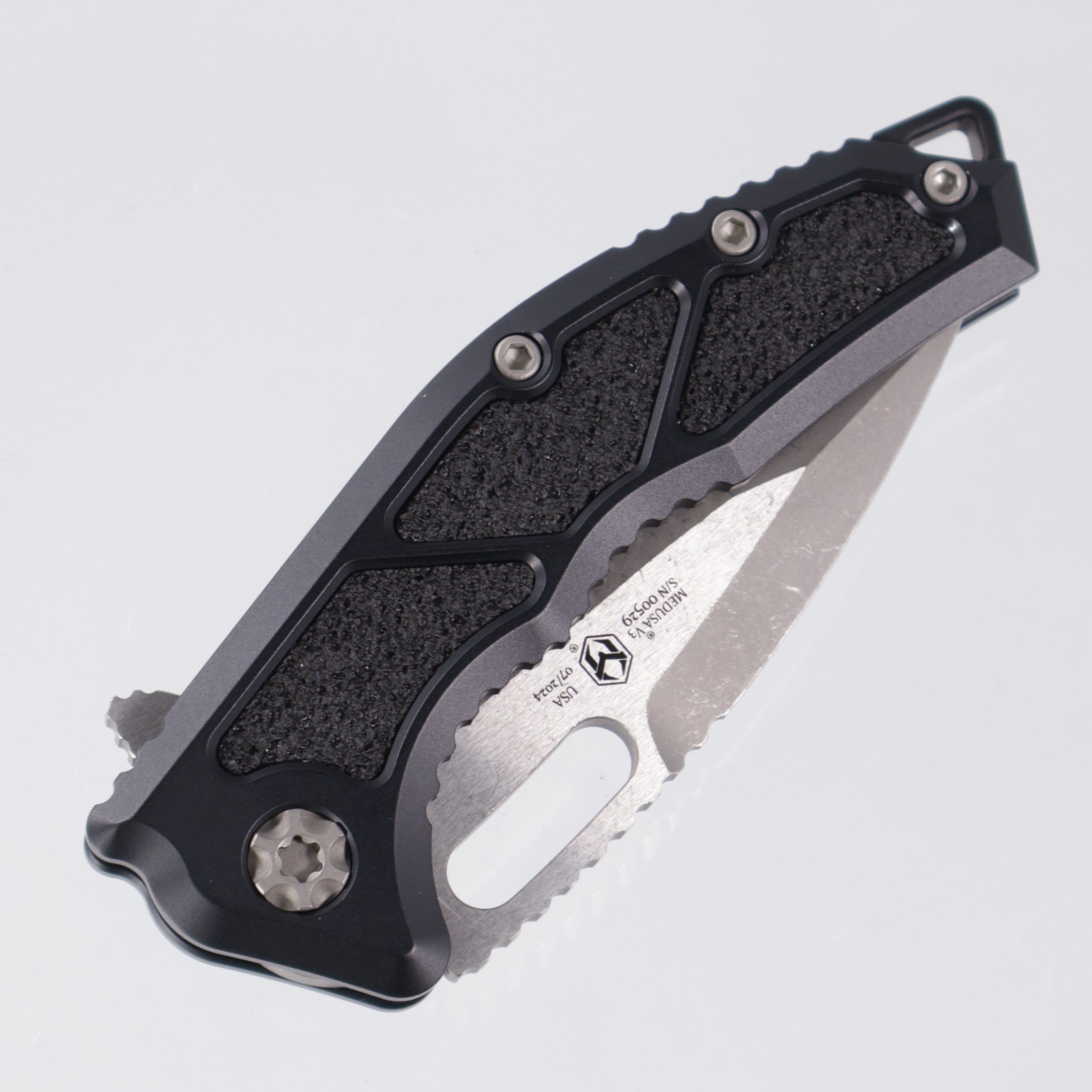 Heretic Medusa Manual - Battleworn Magnacut - Black Aluminum Frame Lock & Black Traction Inlays - H009-5A