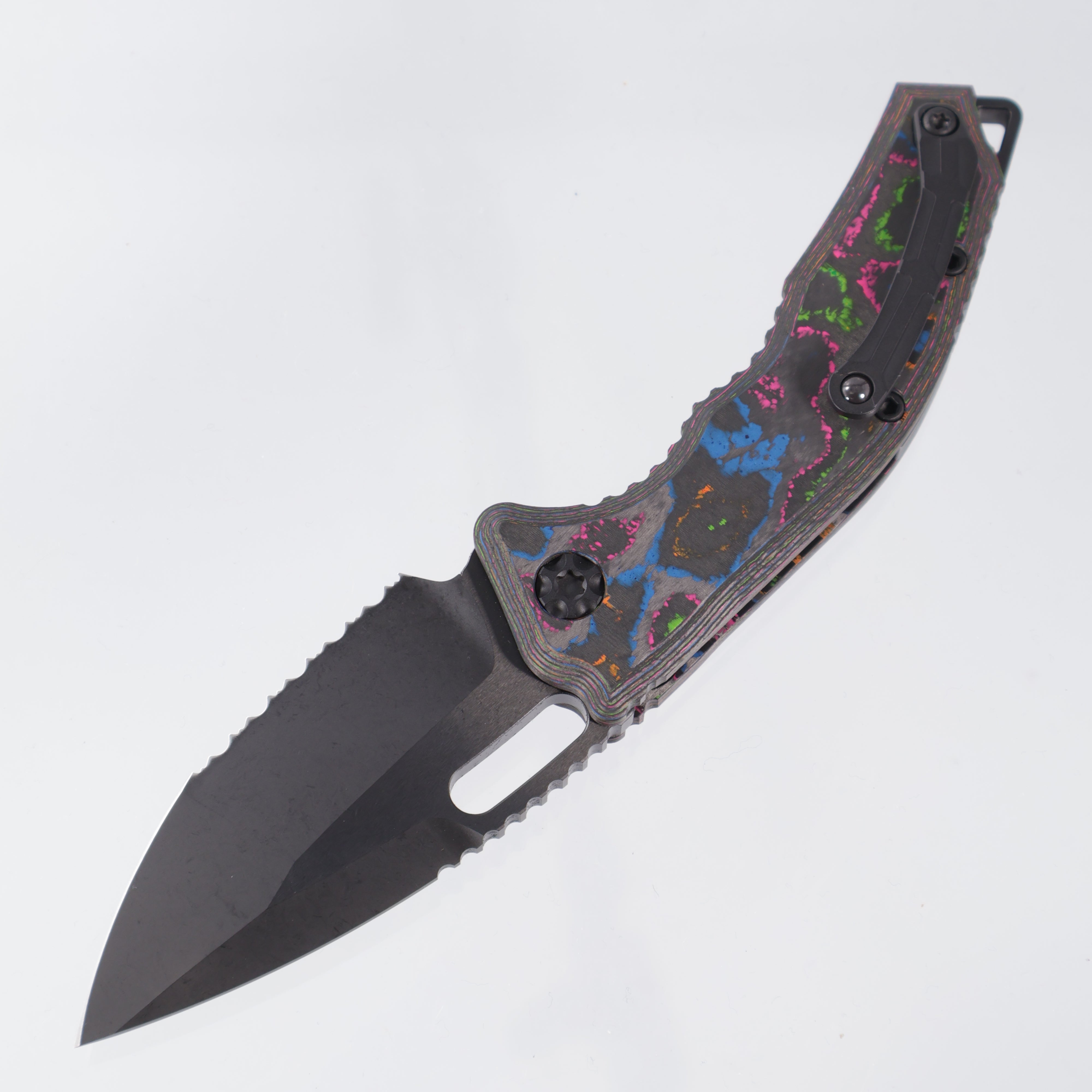 Heretic Medusa V3 Auto Tanto - 80s Camo Carbon - Full Serrate DLC Magnacut - BR OP Exclusive - H011-6C-80/CC