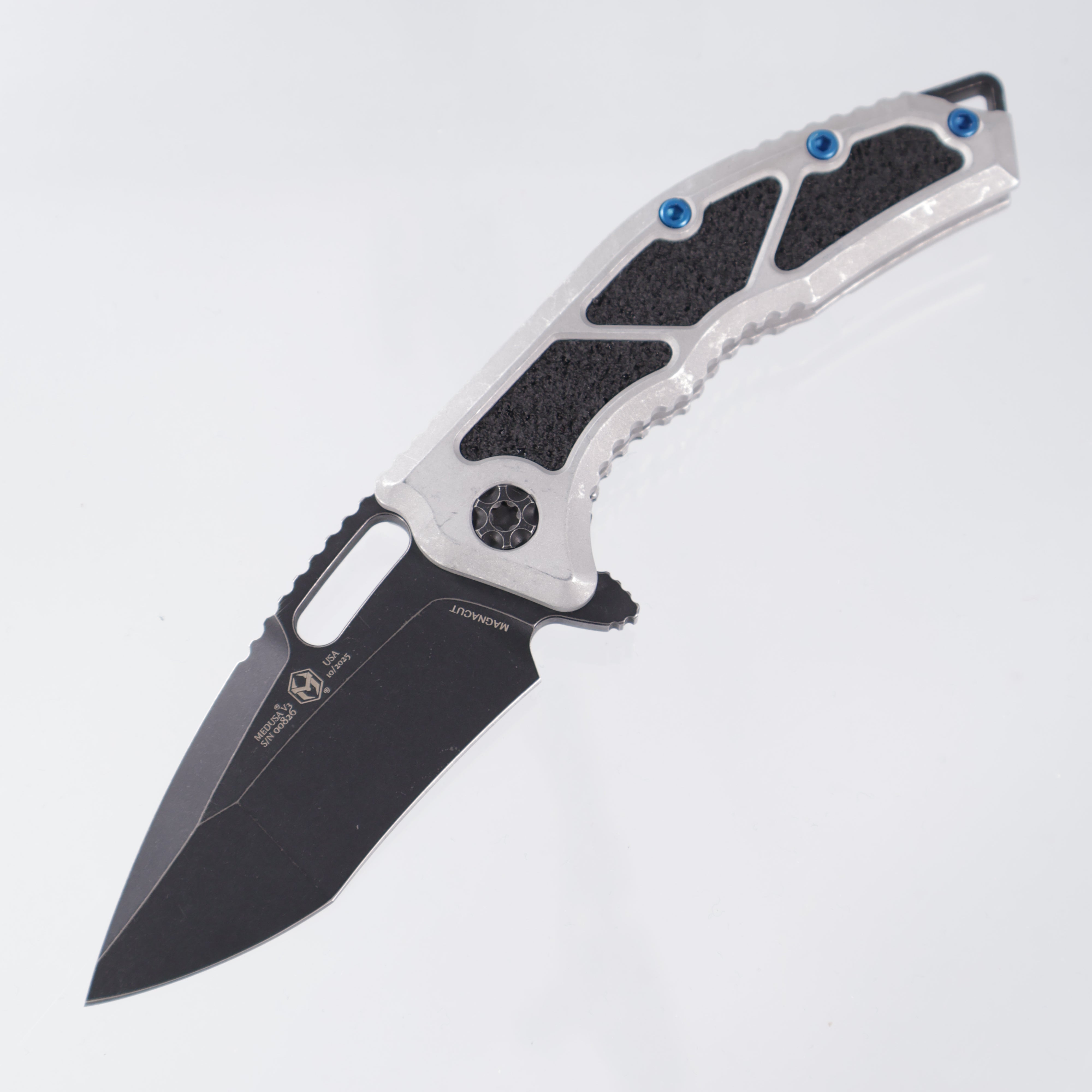 Heretic Medusa V3 Manual Recurve - Blizzardworn w/ Blue Ti Hardware - Battle Black Magnacut - H010-8A-BLZ