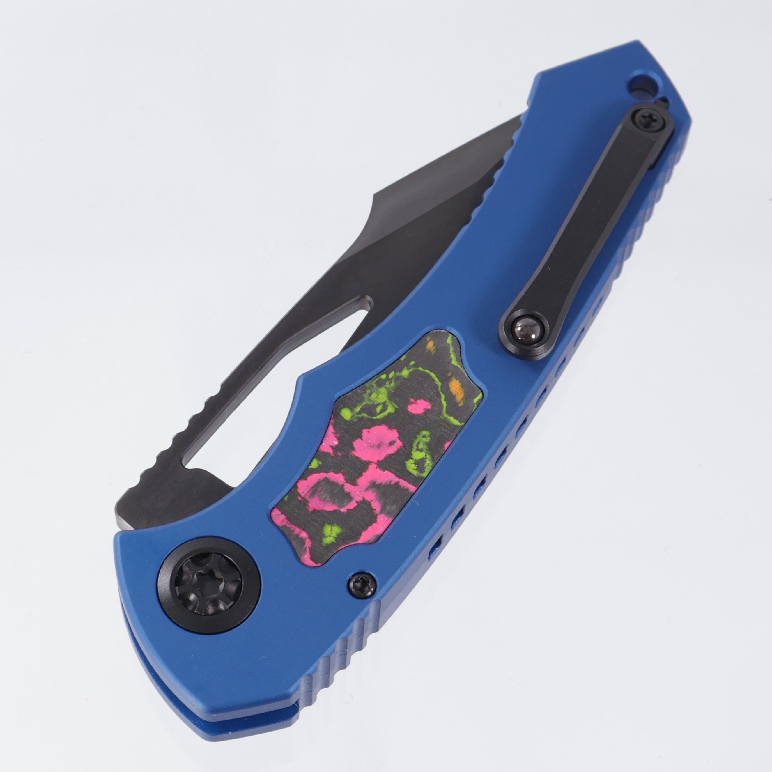 Heretic Pariah Manual Single Edge - Blue Aluminum w/ 80s Camo Carbon inlays - DLC Magnacut - H046-6A-BLU/80S - BROP Exclusive
