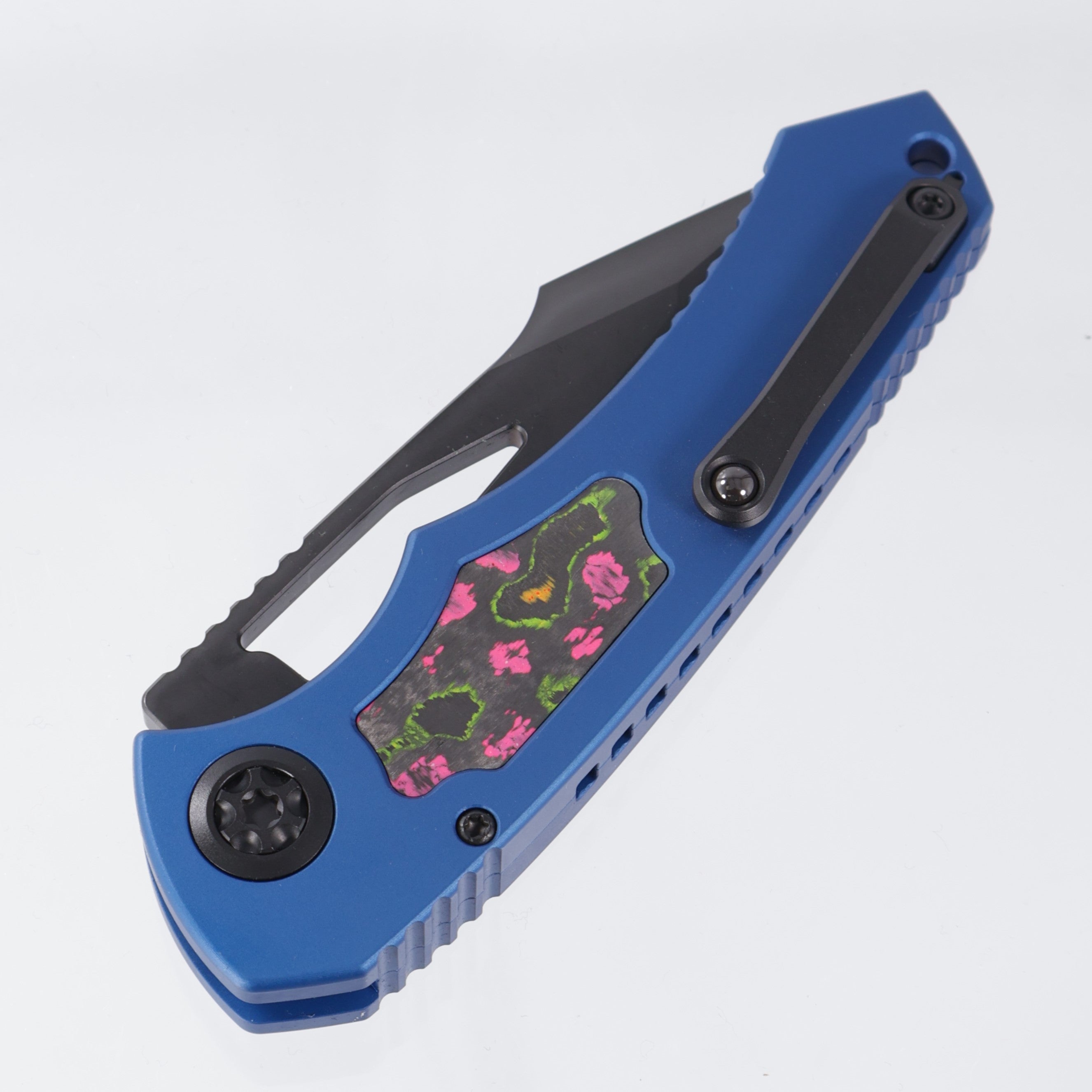Heretic Pariah Manual Tanto - Blue Aluminum w/ 80s Camo Carbon inlays - DLC Magnacut - H047-6A-BLU/80S - BROP Exclusive