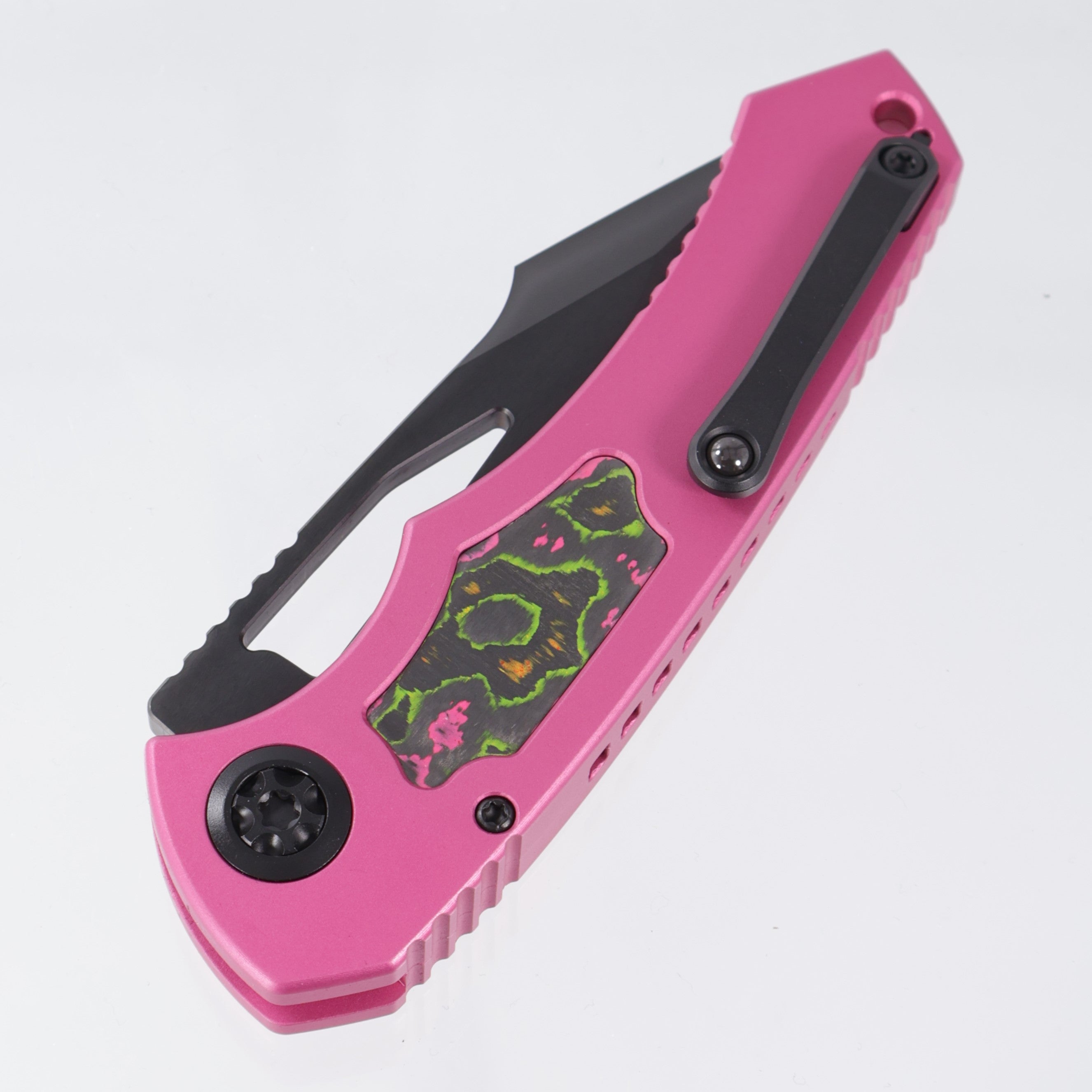 Heretic Pariah Manual Single Edge - Pink Aluminum w/ 80s Camo Carbon inlays - DLC Magnacut - H046-6A-PINK/80S - BROP Exclusive