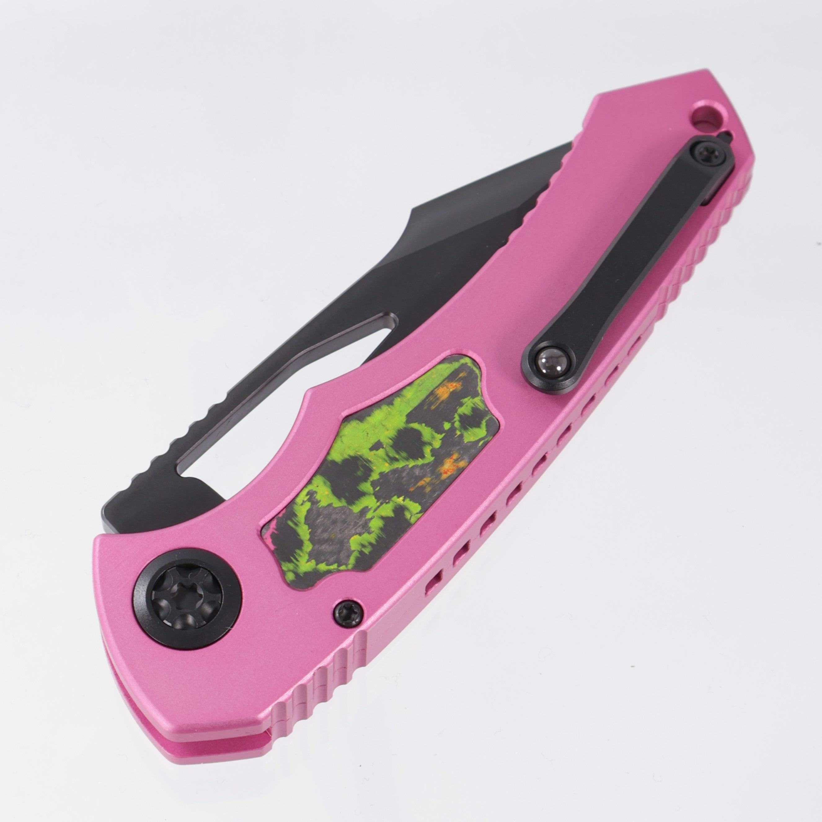 Heretic Pariah Manual Tanto - Pink Aluminum w/ 80s Camo Carbon inlays - DLC Magnacut - H047-6A-PINK/80S - BROP Exclusive