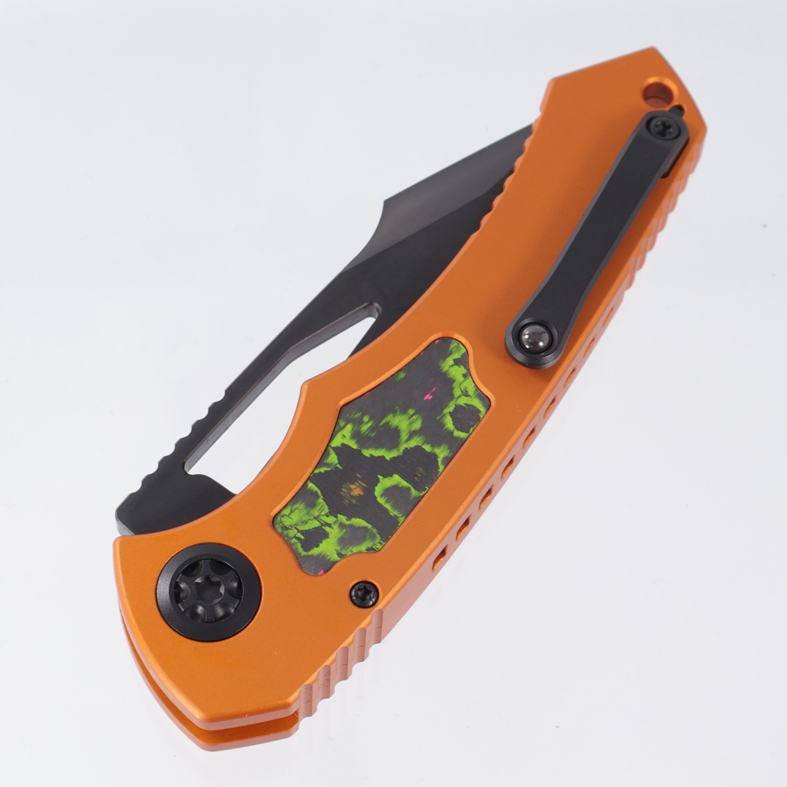 Heretic Pariah Manual Single Edge - Orange Aluminum w/ 80s Camo Carbon inlays - DLC Magnacut - H046-6A-OG/80S - BROP Exclusive