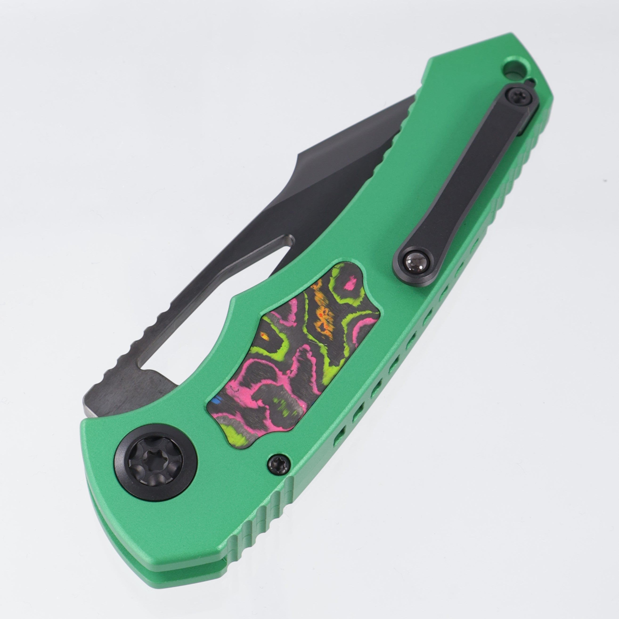Heretic Pariah Manual Single Edge - Green Aluminum w/ 80s Camo Carbon inlays - DLC Magnacut - H046-6A-GRN/80S - BROP Exclusive