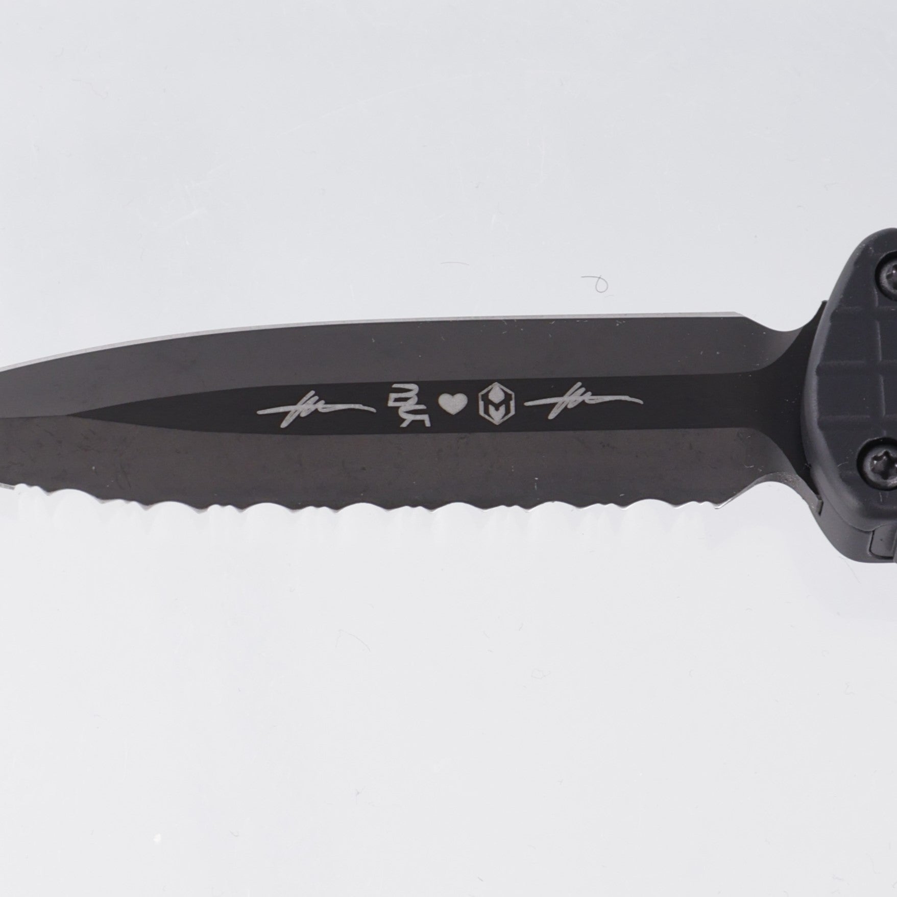Heretic Manticore E Double Edge Tony Autograph Anniversary Series - Black Grenade Grip Aluminum w/ TJ Marfione Signature Lasering - DLC Full Serrate Magnacut - H028F-6C-TONY