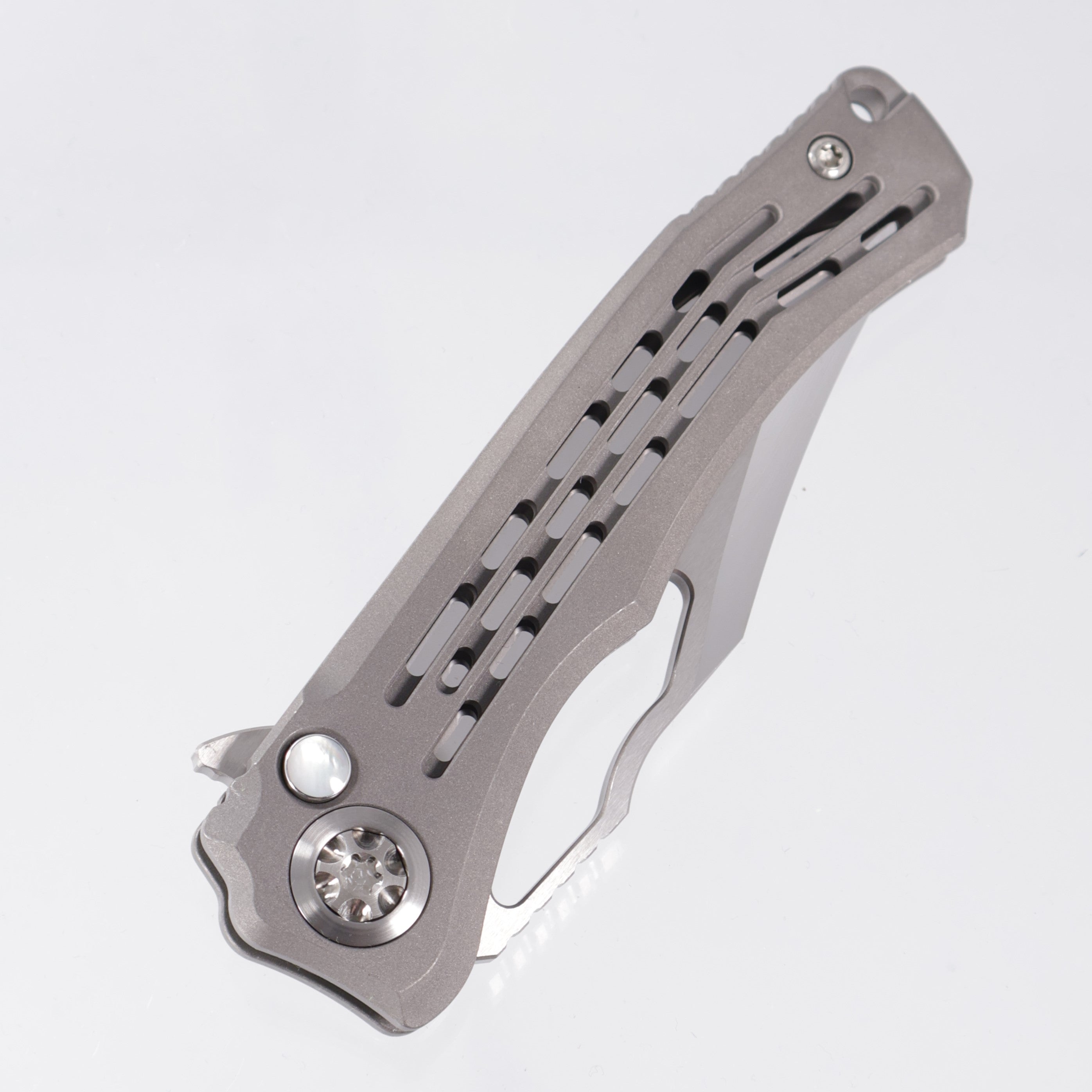 Heretic Wraith V4 Manual Custom Bowie - Vented Distressed Titanium Chassis w/ Mother Of Pearl Button - Cracked Ice M390