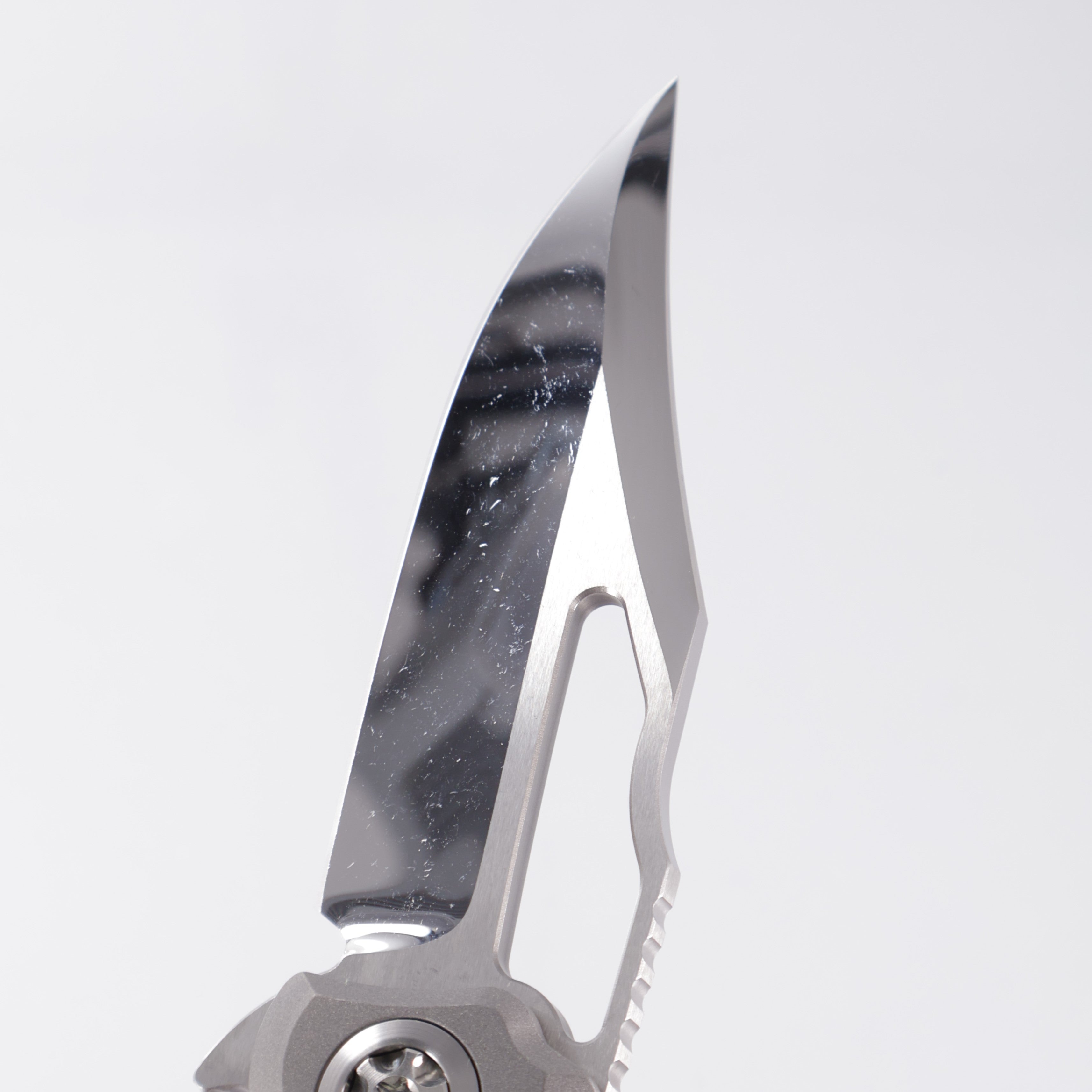 Heretic Wraith V4 Manual Custom Bowie - Vented Distressed Titanium Chassis w/ Mother Of Pearl Button - Cracked Ice M390