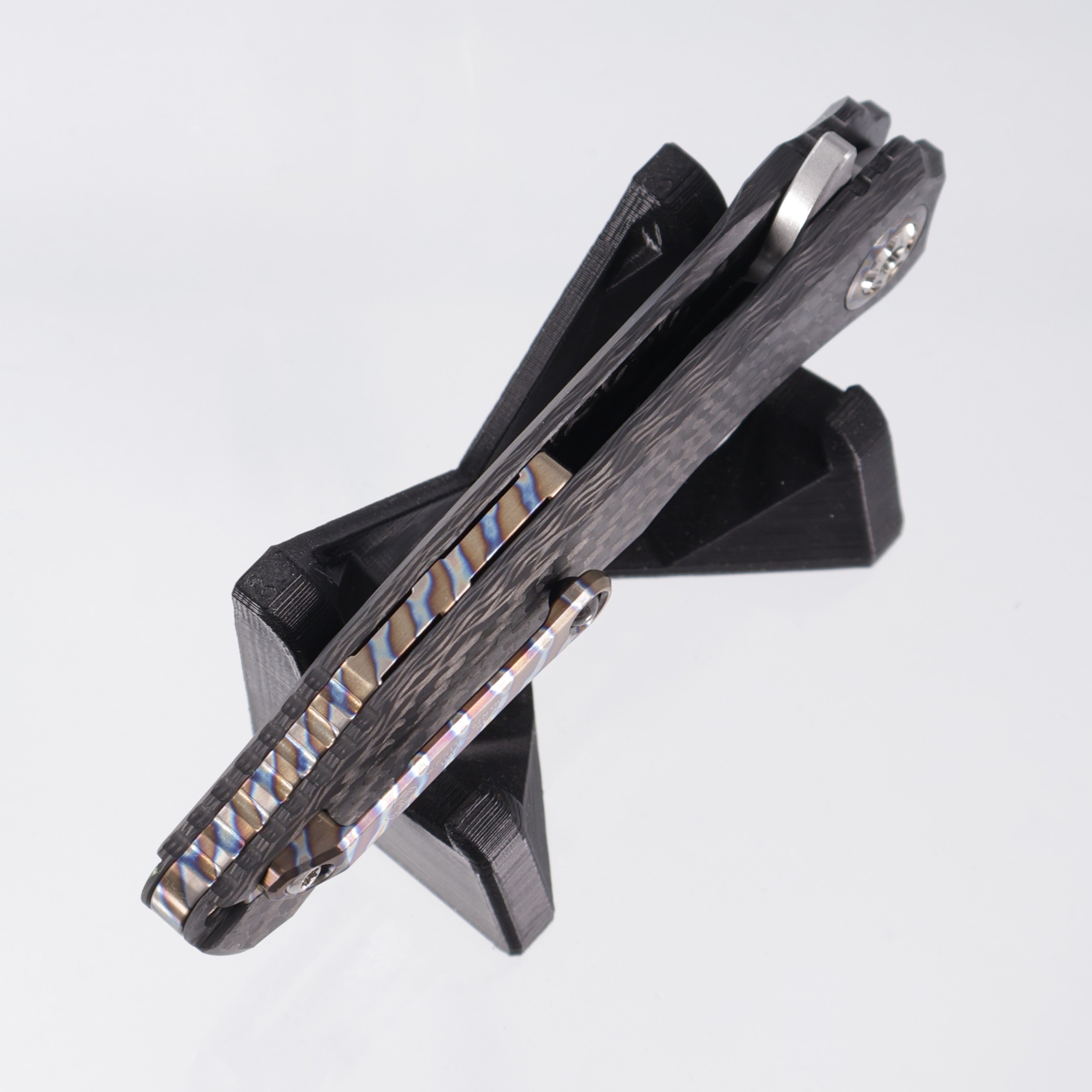 Heretic Wraith V4 Manual Custom Tanto Compound Grind - Twill Carbon Fiber Chassis w/ Flamed Titanium Accents & Abalone Button Inlay - Cracked Ice M390