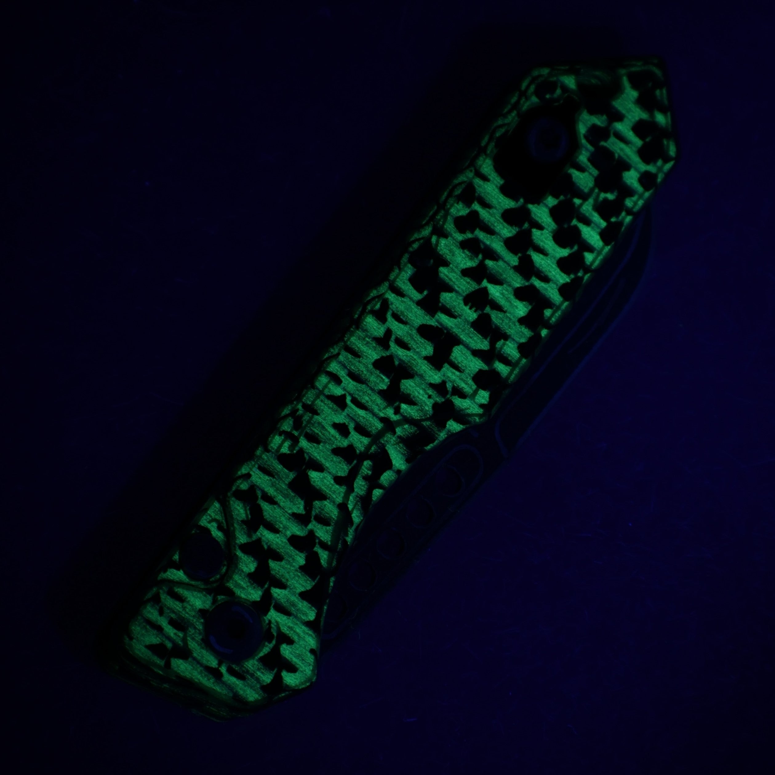 Heretic Jinn Auto - Glow Carbon Fiber w/ Black & White Cel-Shade - Cel-Shade Magnacut - H113-CS-BW-CF