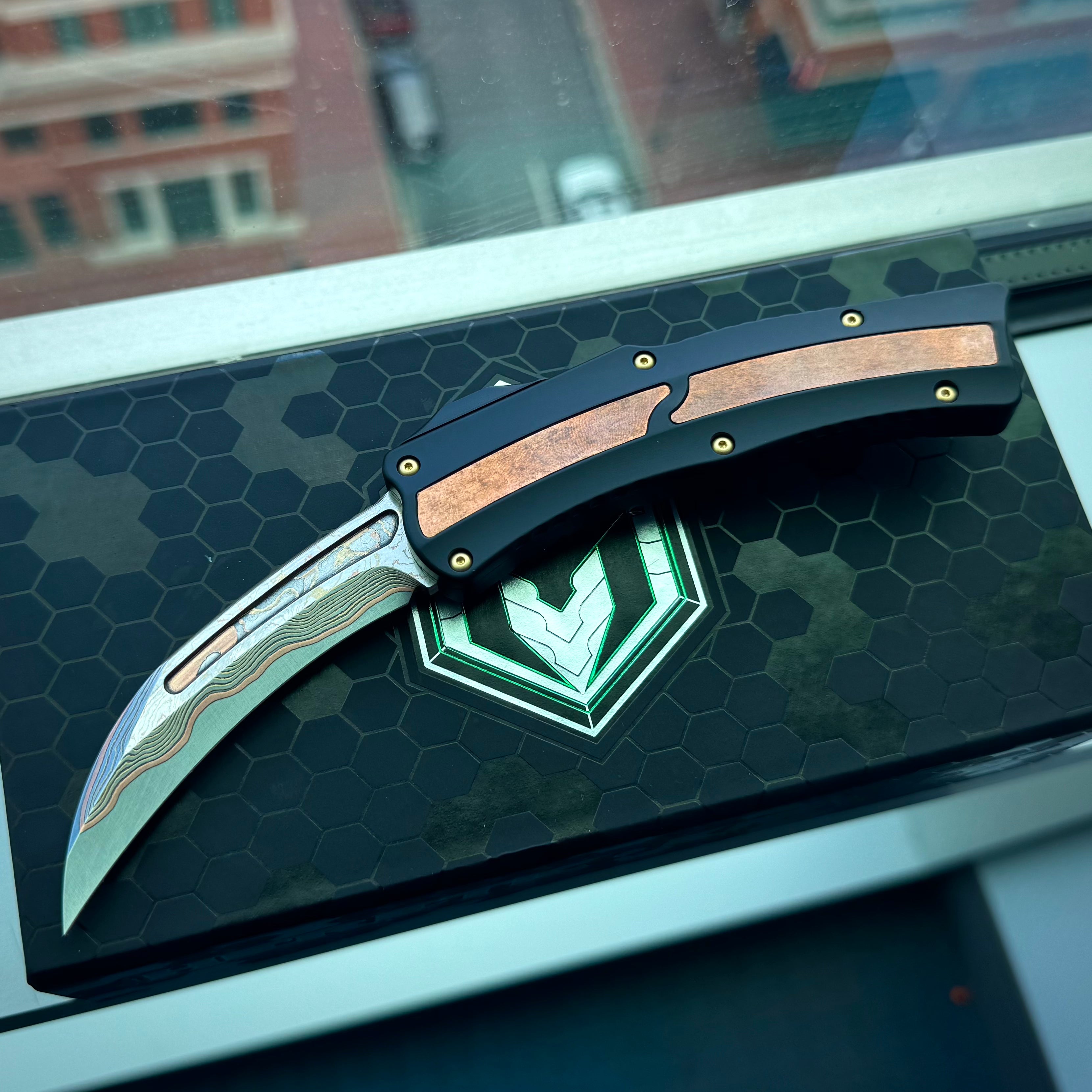 Heretic Roc Custom - Polished Baker Forge Damascus blade / 6061-T6 Aluminum Chassis w/ Hammer Peened Copper inlays / Brass Hardware