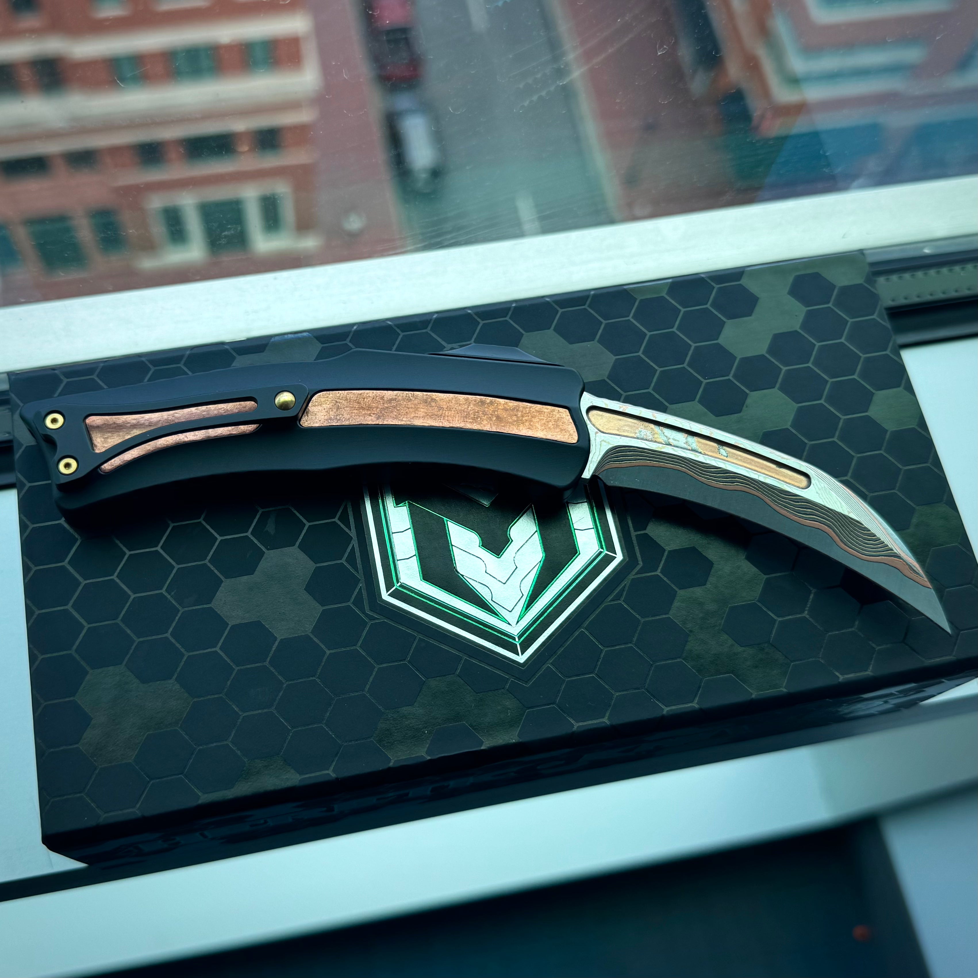 Heretic Roc Custom - Polished Baker Forge Damascus blade / 6061-T6 Aluminum Chassis w/ Hammer Peened Copper inlays / Brass Hardware