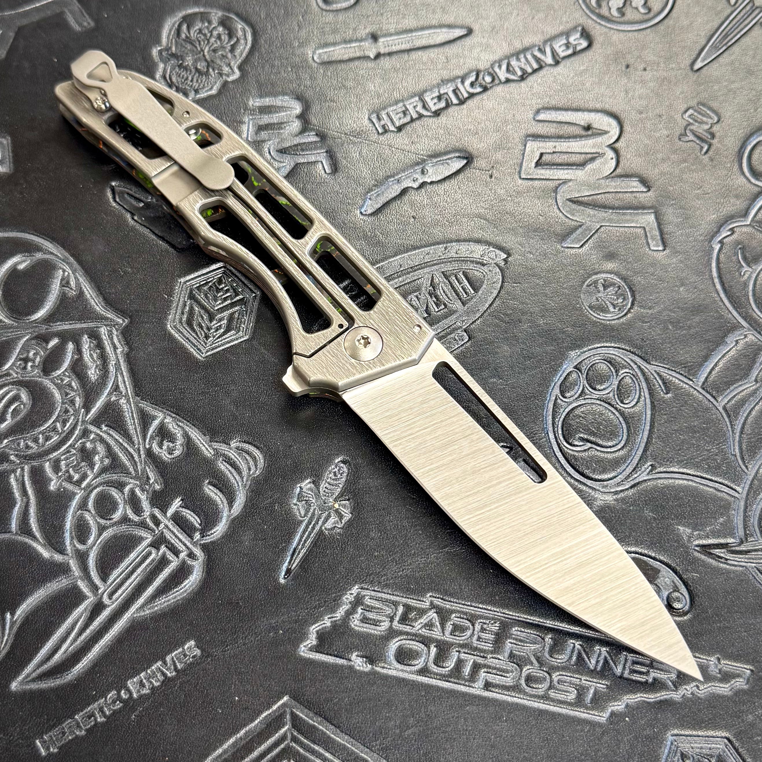 John Gray Slitter V2 BROP Exclusive - Ported 80s Camo Carbon w/ Barked & darkwashed lockside