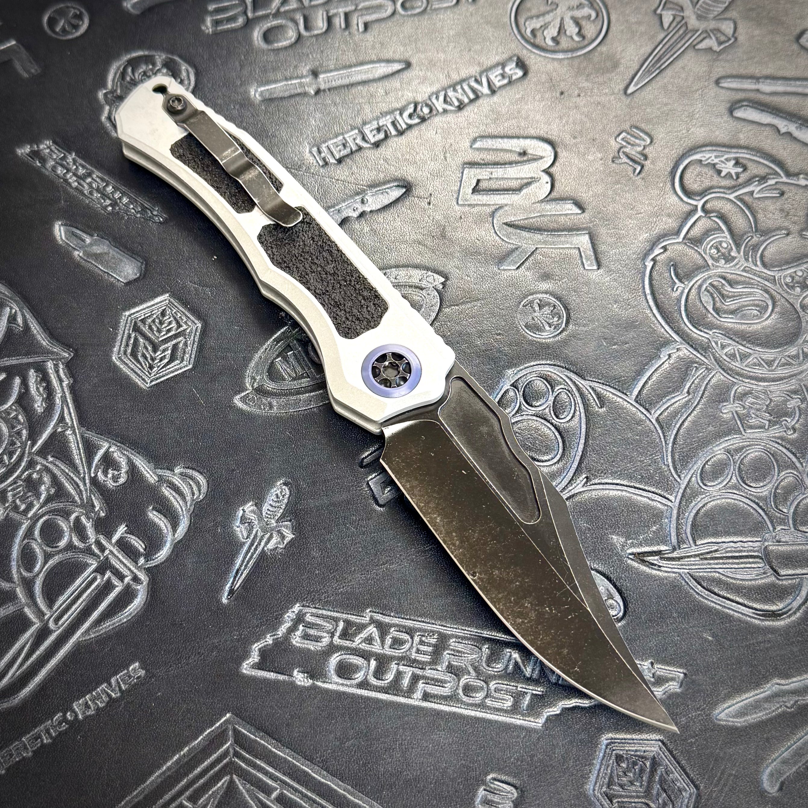 Heretic Knives - Wraith V4 Auto - Blizzard Worn - Battle Black Bowie H002-8A-BLZ