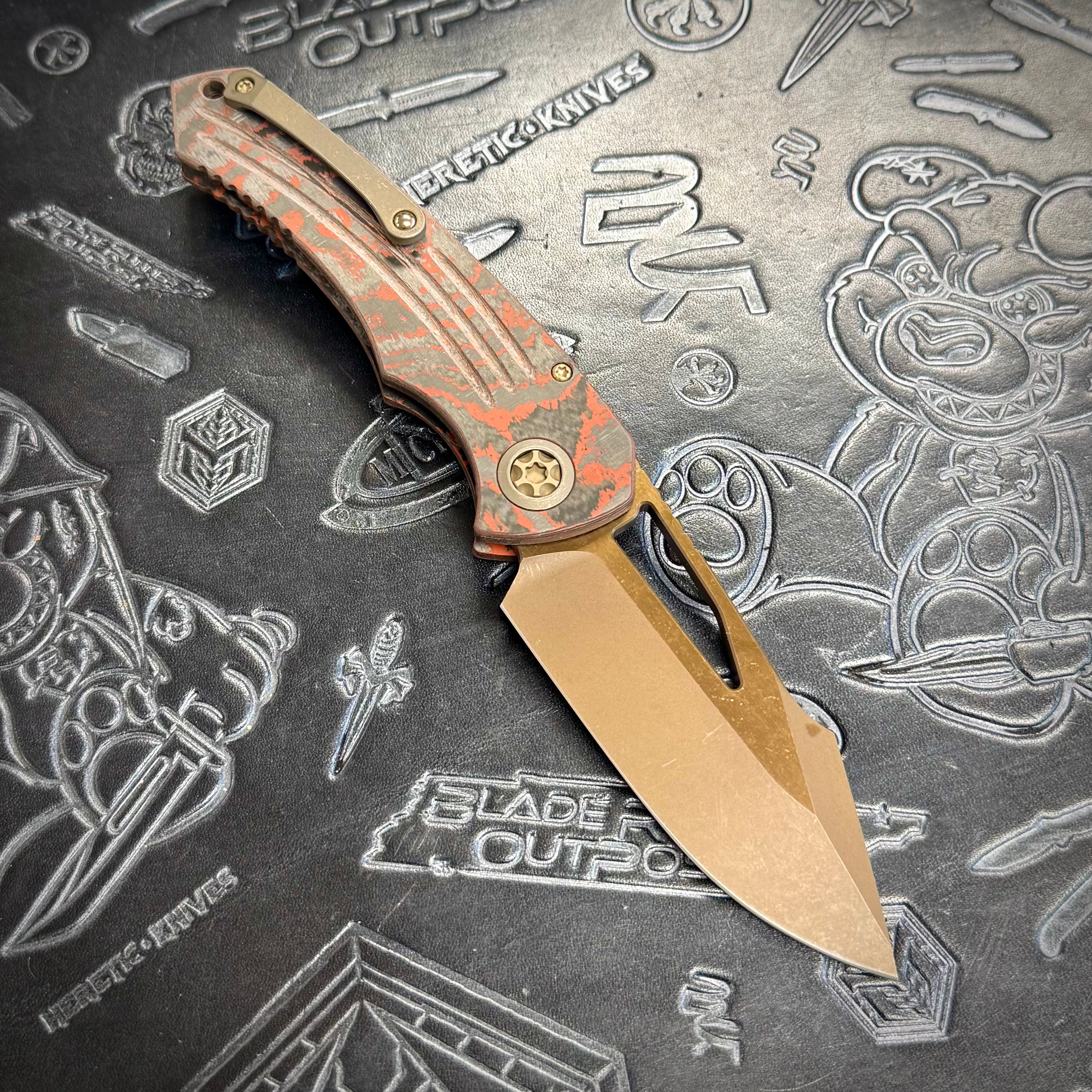 Heretic Pariah Manual - Blood Red Camo Carbon - Bronze Blade & Hardware H046-7A-RD/CC