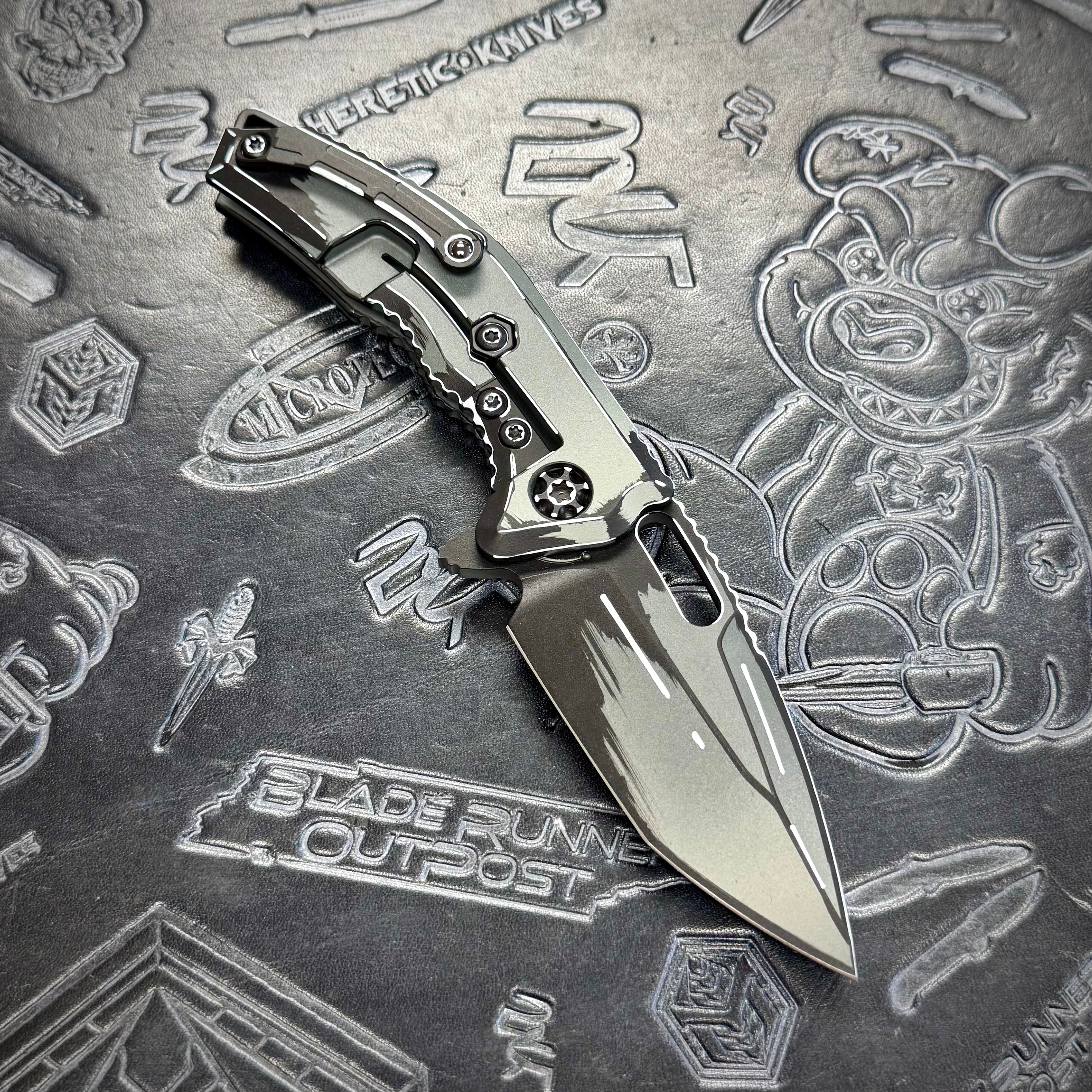 Heretic Medusa Manual Tanto - Stealth Gray Cel-Shading H009-CS-GRY