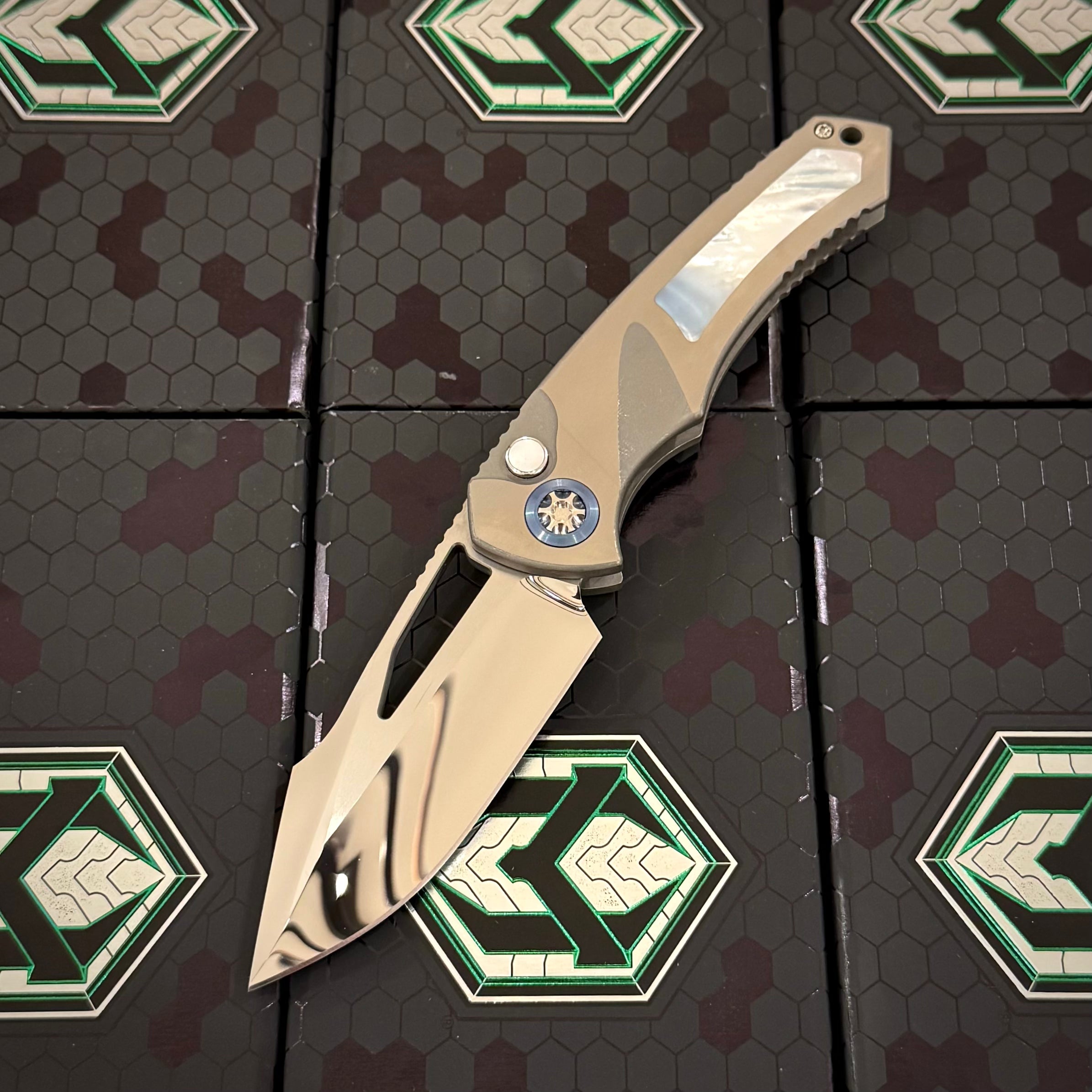 Heretic Pariah Manual Custom - Single Edge Mirror Polish - Hefted Titanium Chassis w/ Mother of Pearl inlays & Mother of Pearl button inlay - Blue Ti pivot collars
S/N: 002