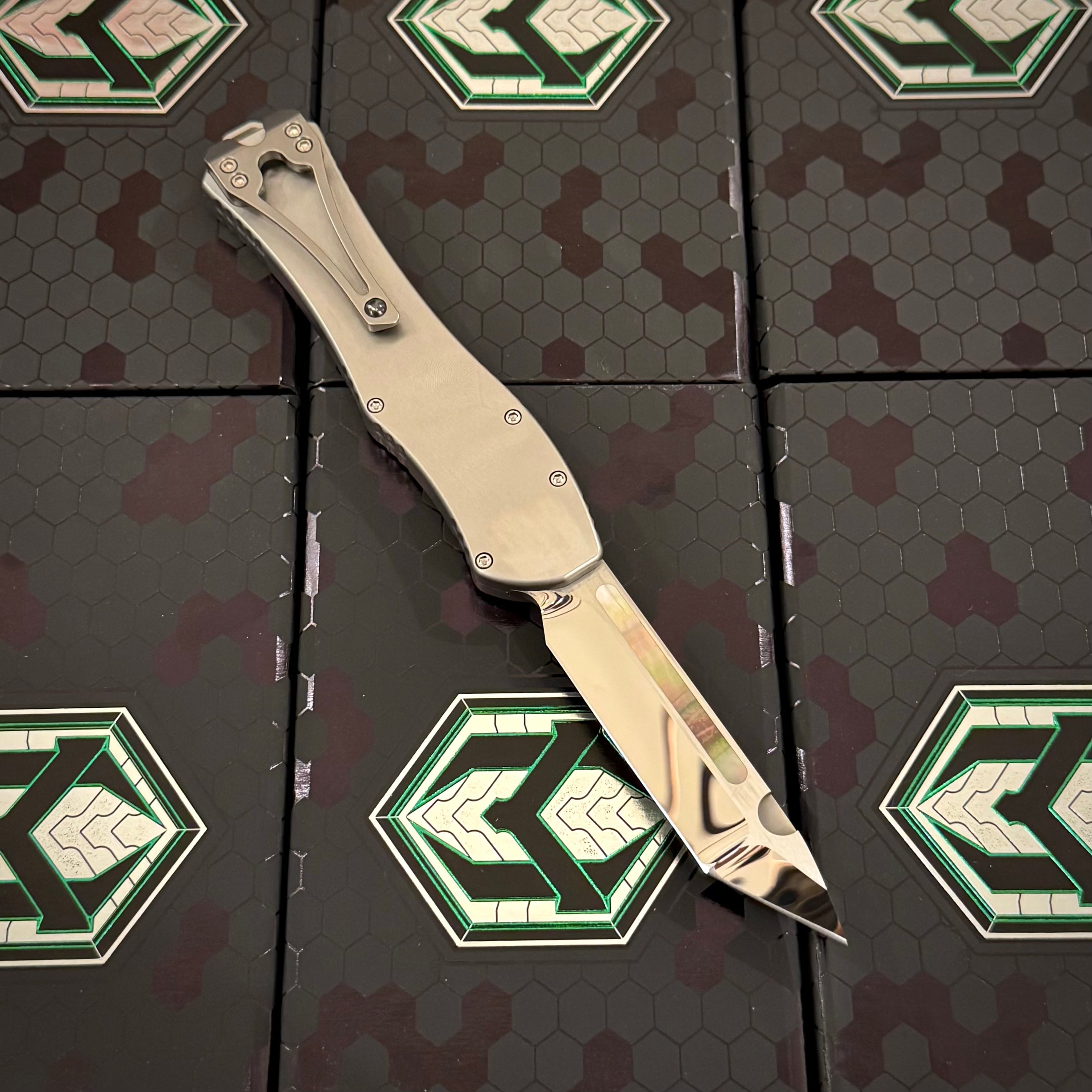 Heretic Hydra V4 Custom - Mirror Polish Compound Grind Tanto - Stainless Steel Chassis w/ Black Pearl inlaid Button Cover, Button, Charging Handle & Plate S/N: 007