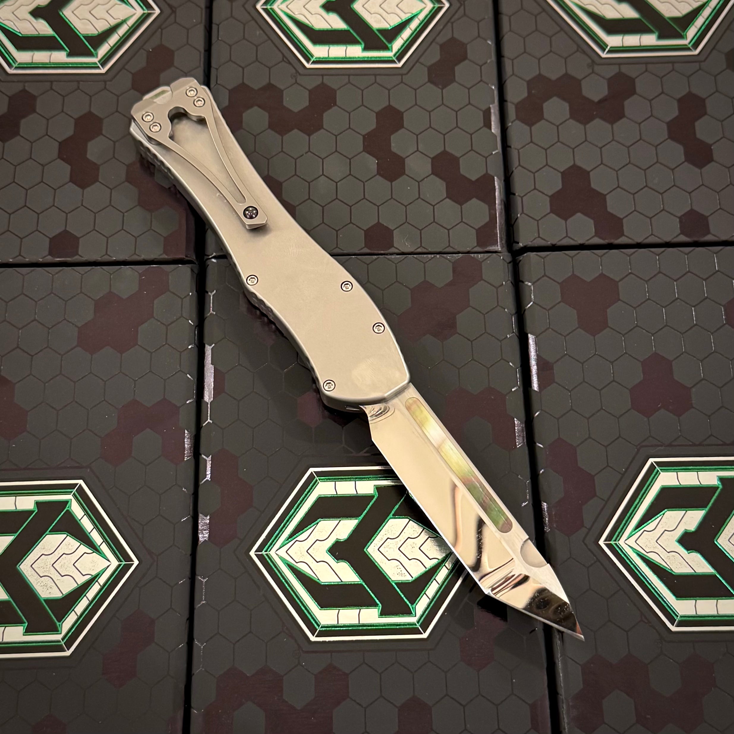 Heretic Hydra V4 Custom - Cracked Ice Compound Grind Tanto - Stainless Steel Chassis w/ Black Pearl inlaid Button Cover, Button, Charging Handle & Plate S/N: 009