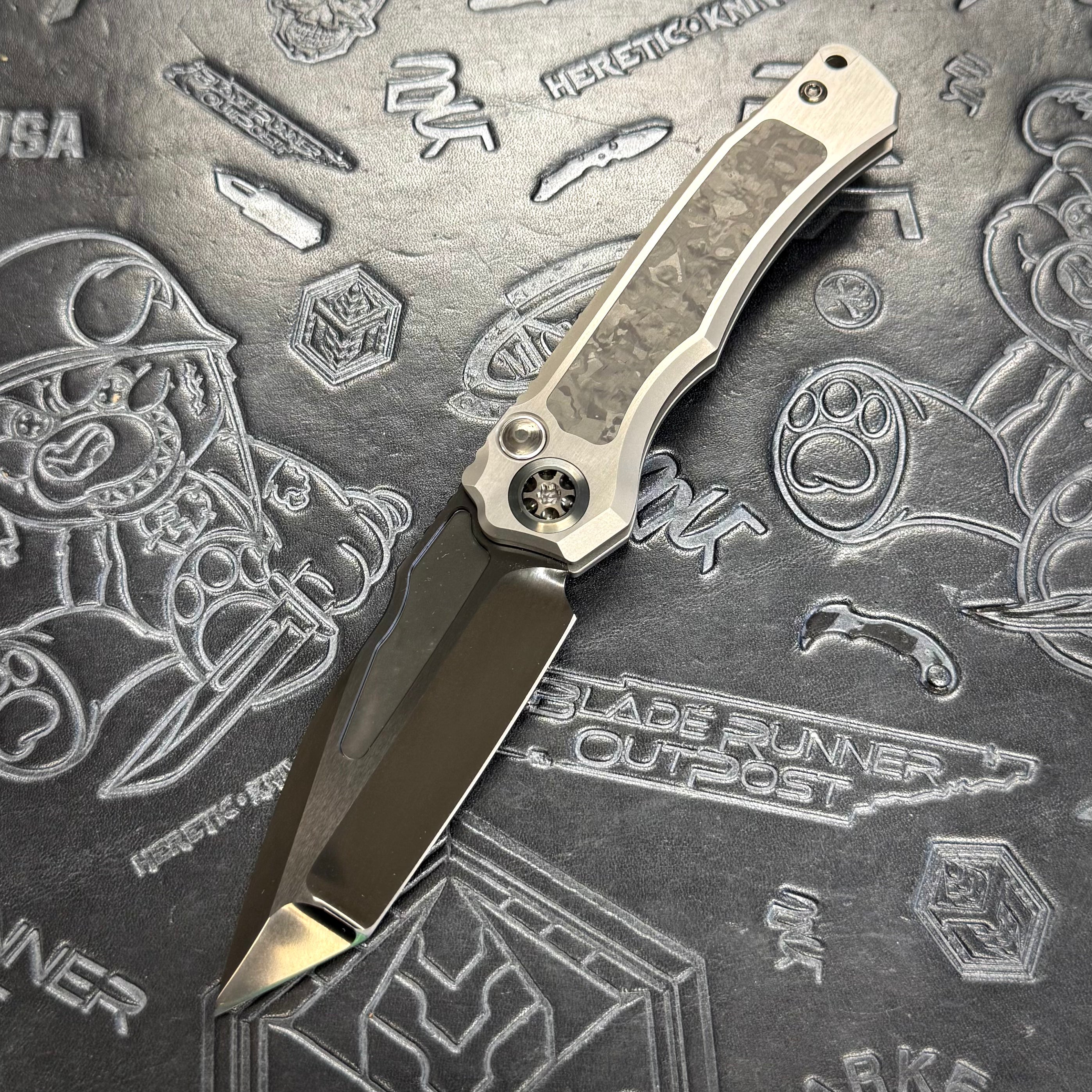 Heretic Wraith V4 Auto Custom - Compound Grind Tanto High Sheen DLC - Hefted Titanium
Chassis - CarboTi Techno Carbo
Inlays - DLC Hardware S/N: 002