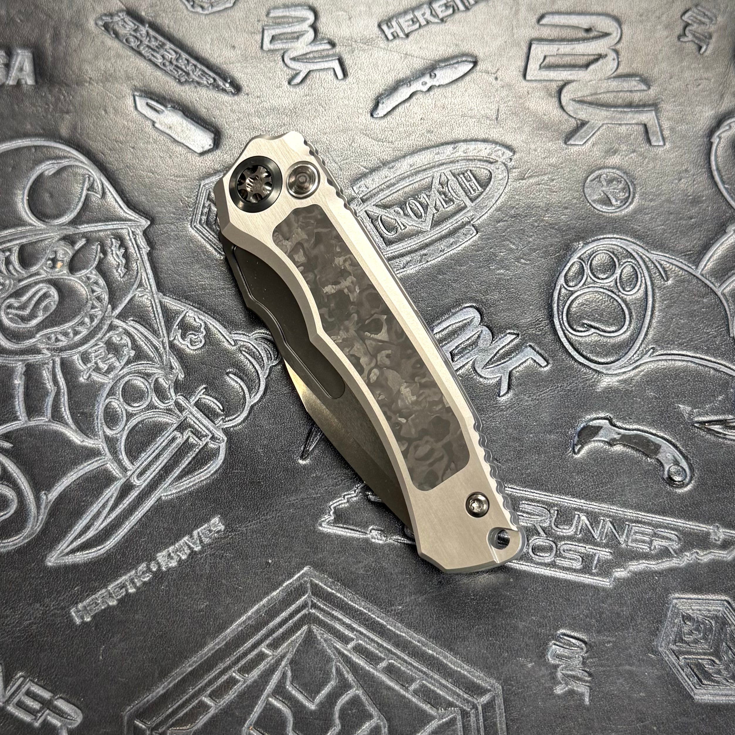 Heretic Wraith V4 Auto Custom - Compound Grind Tanto High Sheen DLC - Hefted Titanium
Chassis - CarboTi Techno Carbo
Inlays - DLC Hardware S/N: 002