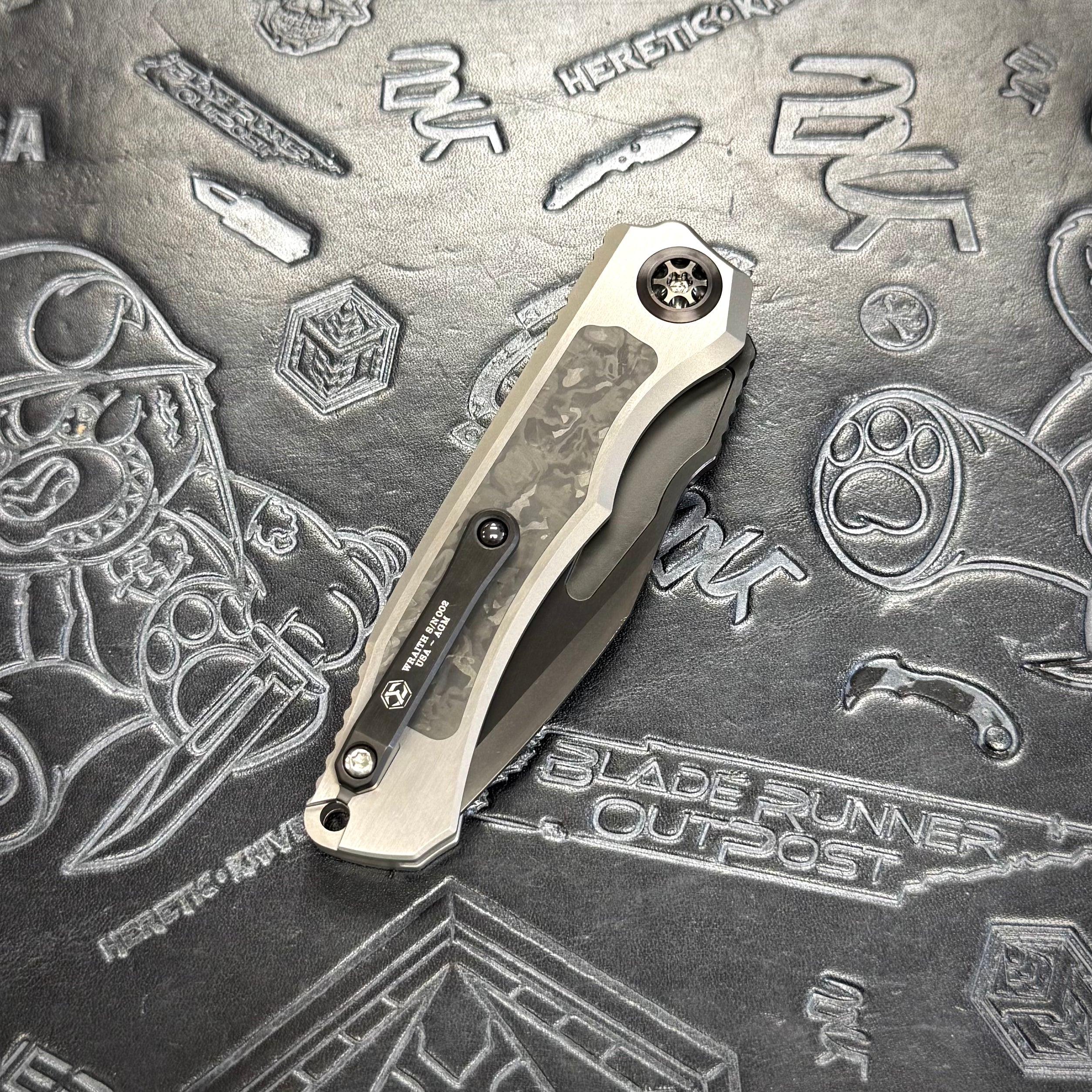 Heretic Wraith V4 Auto Custom - Compound Grind Tanto High Sheen DLC - Hefted Titanium
Chassis - CarboTi Techno Carbo
Inlays - DLC Hardware S/N: 002