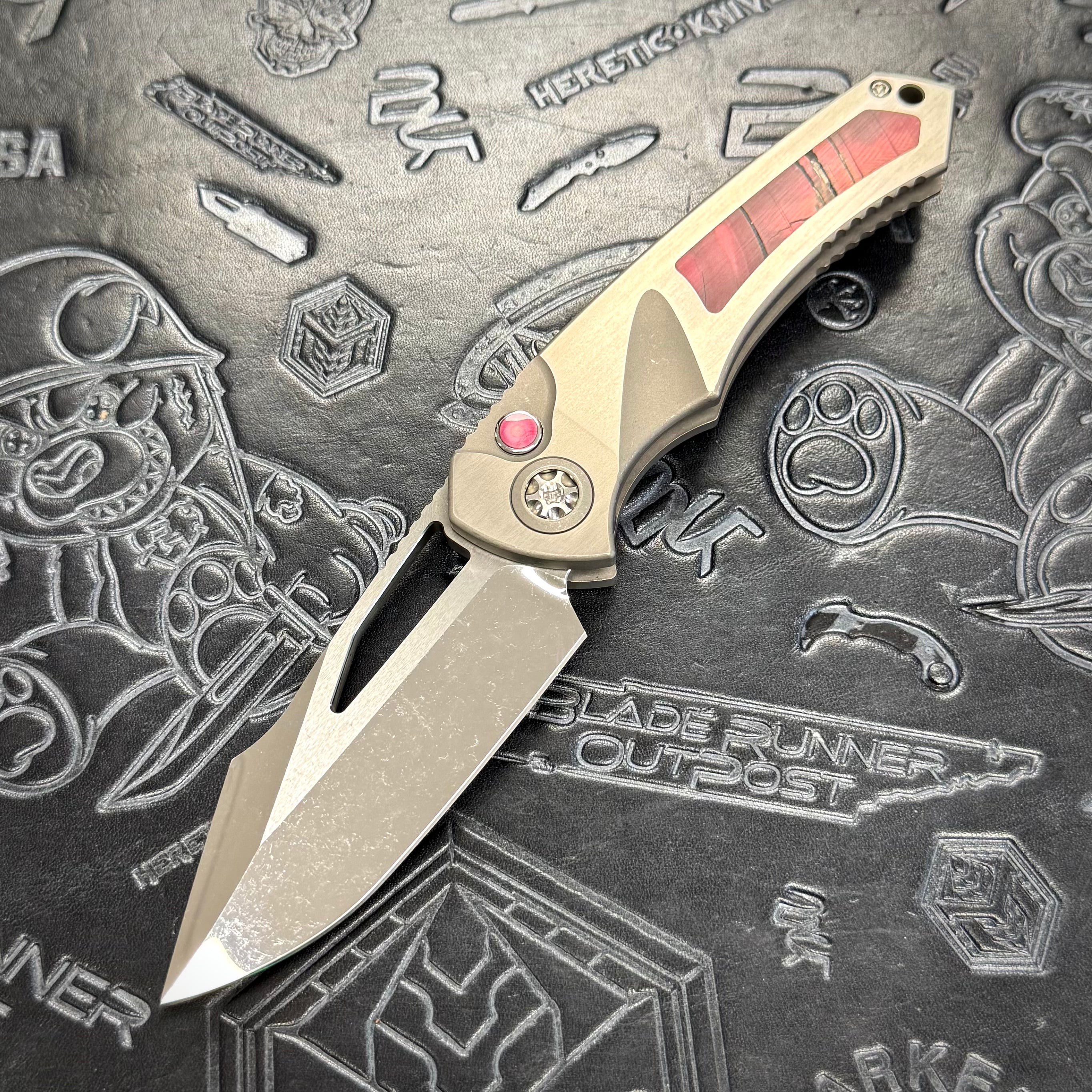 Heretic Pariah Manual Custom - Single Cracked Ice - Hefted
Titanium Chassis w/ Red Mammoth Inlays & Red Mammoth button inlay S/N: 008