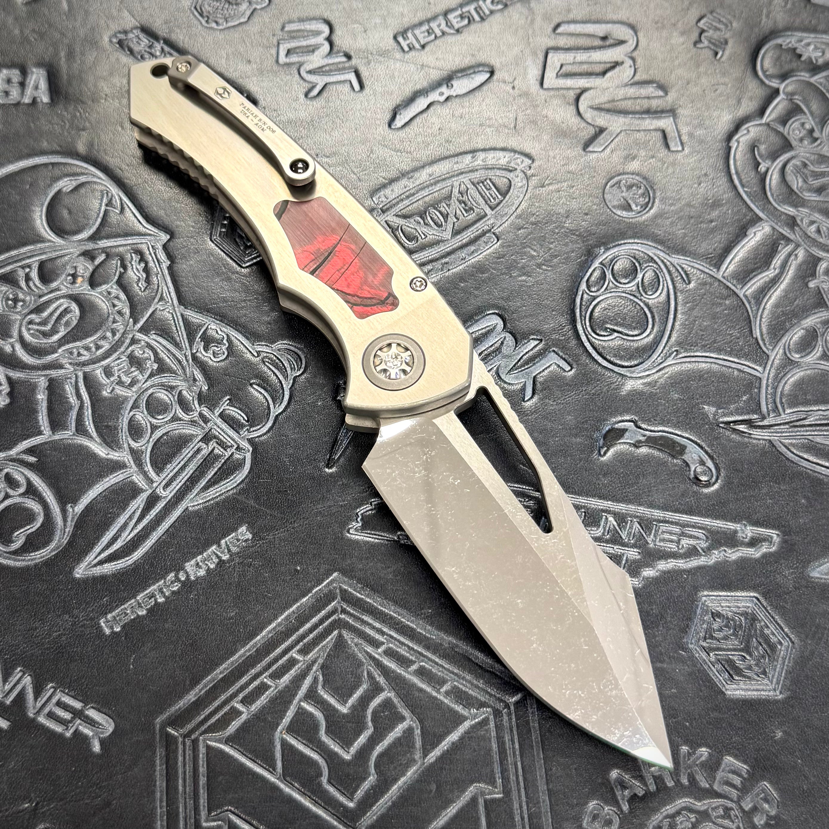 Heretic Pariah Manual Custom - Single Cracked Ice - Hefted
Titanium Chassis w/ Red Mammoth Inlays & Red Mammoth button inlay S/N: 008