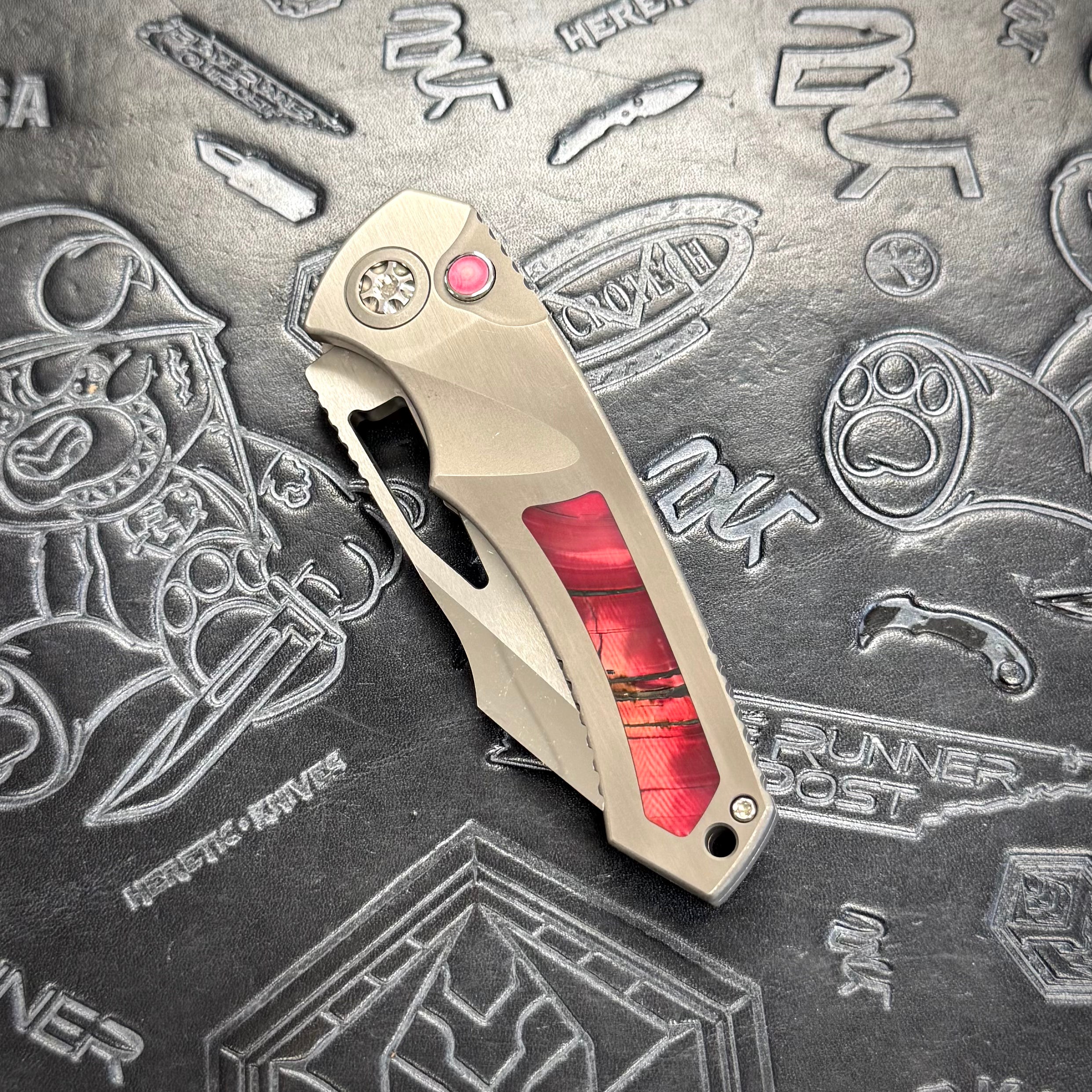 Heretic Pariah Manual Custom - Single Cracked Ice - Hefted
Titanium Chassis w/ Red Mammoth Inlays & Red Mammoth button inlay S/N: 008