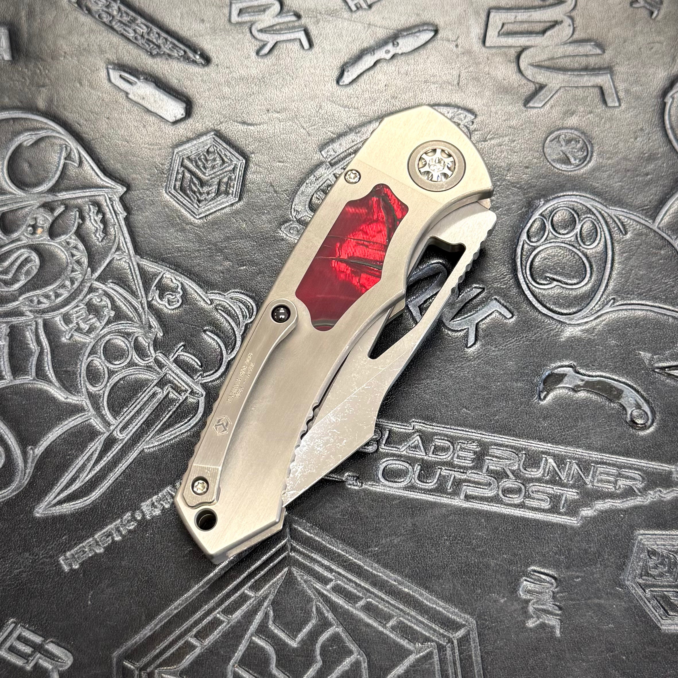Heretic Pariah Manual Custom - Single Cracked Ice - Hefted
Titanium Chassis w/ Red Mammoth Inlays & Red Mammoth button inlay S/N: 008