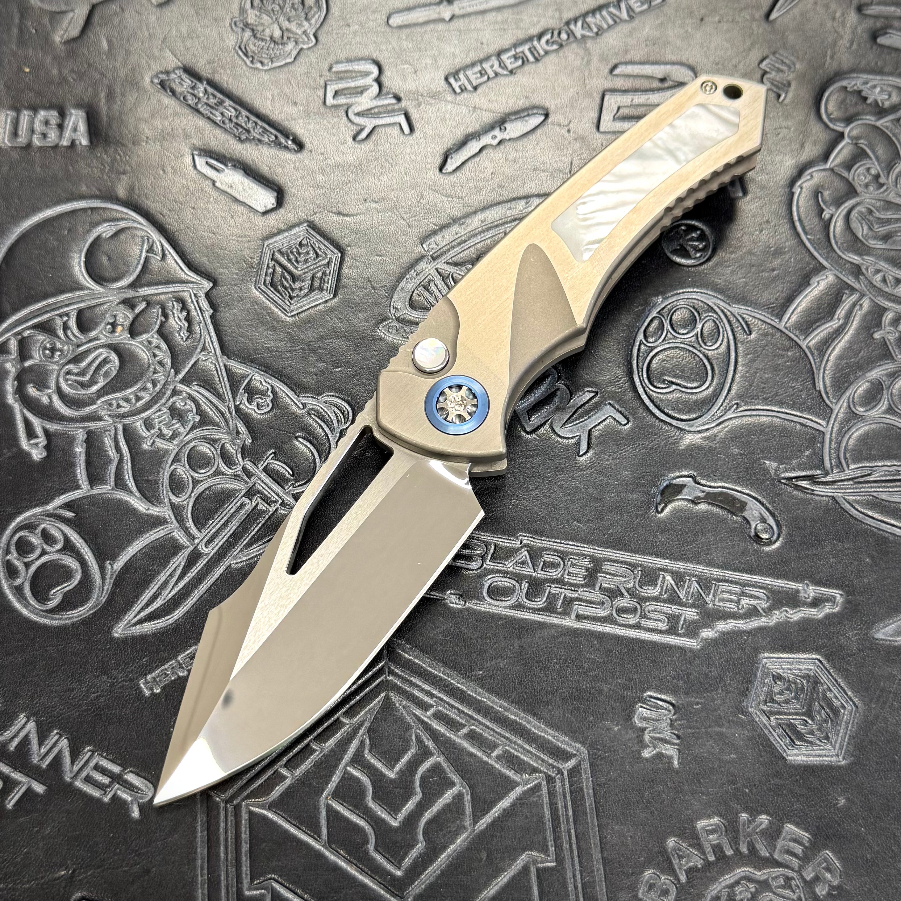 Heretic Pariah Manual Custom - Single Edge Mirror Polish - Hefted Titanium Chassis w/ Mother of Pearl inlays & Mother of Pearl button inlay - Blue Ti pivot collars
S/N: 016