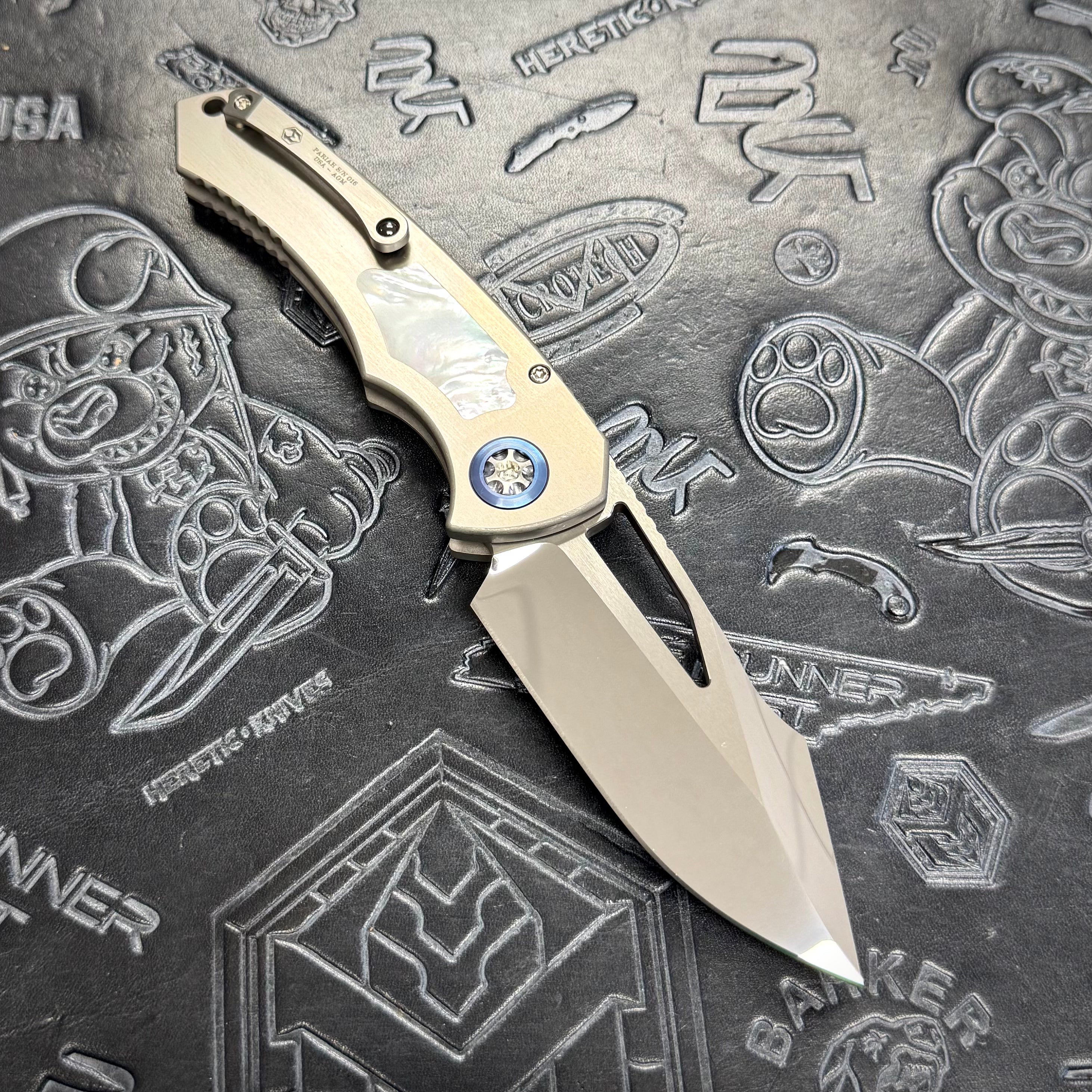 Heretic Pariah Manual Custom - Single Edge Mirror Polish - Hefted Titanium Chassis w/ Mother of Pearl inlays & Mother of Pearl button inlay - Blue Ti pivot collars
S/N: 016