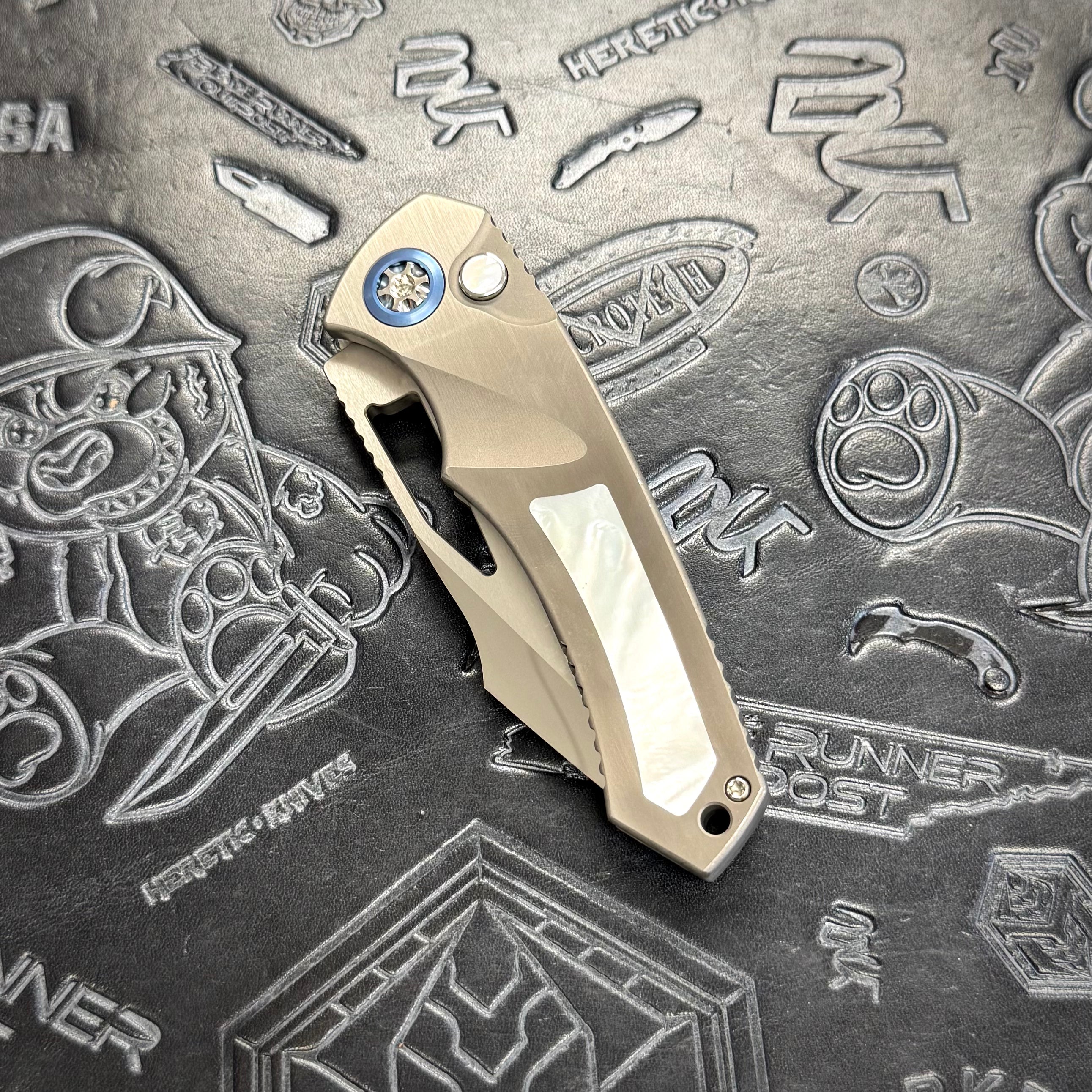 Heretic Pariah Manual Custom - Single Edge Mirror Polish - Hefted Titanium Chassis w/ Mother of Pearl inlays & Mother of Pearl button inlay - Blue Ti pivot collars
S/N: 016