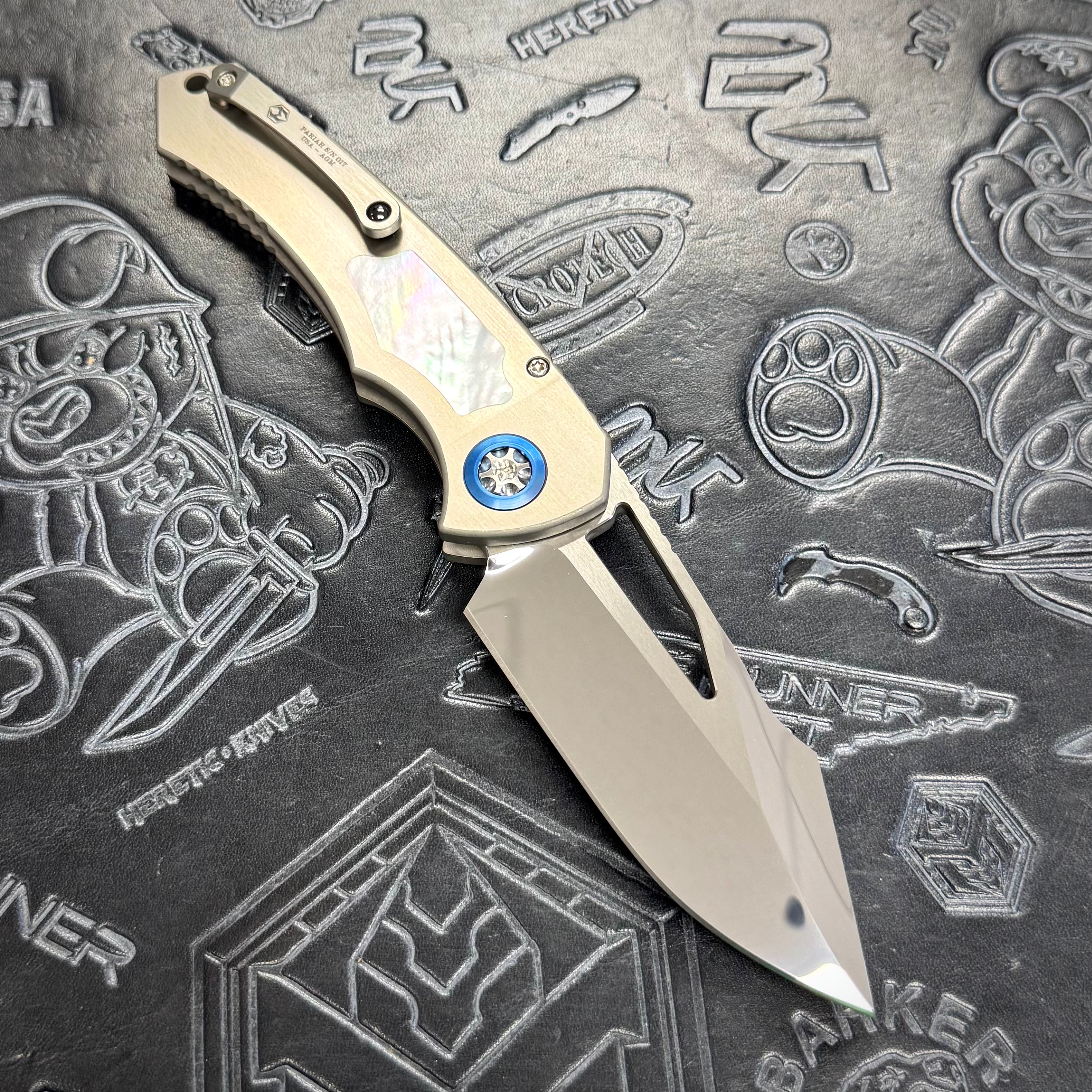 Heretic Pariah Manual Custom - Single Edge Mirror Polish - Hefted
Titanium Chassis w/ Mother of Pearl inlays & Mother of Pearl button inlay - Blue Ti pivot collars
S/N: 017